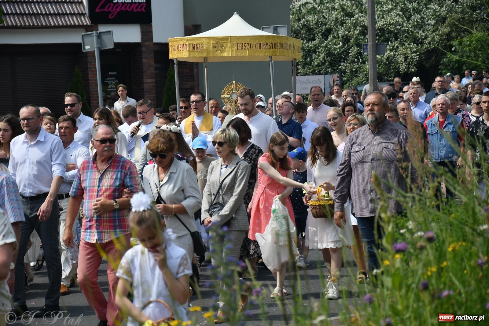 Zdjęcie w galerii na portalu naszraciborz.pl: Boże Ciało w największej raciborskiej parafii, na Nowych Zagrodach [FOTO i WIDEO] wiadomości z regionu