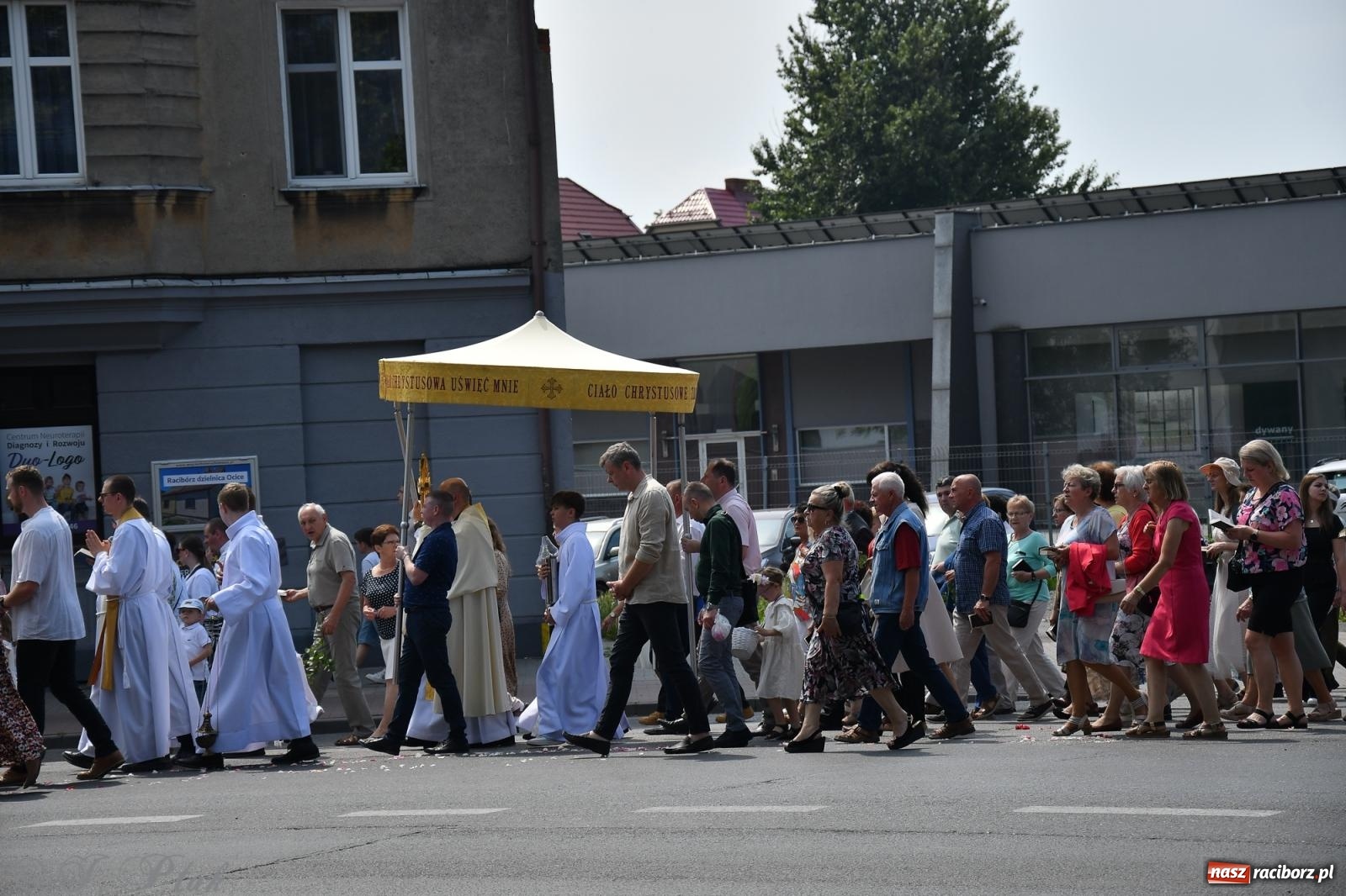 Zdjęcie w galerii na portalu naszraciborz.pl: Boże Ciało w największej raciborskiej parafii, na Nowych Zagrodach [FOTO i WIDEO] wiadomości z regionu