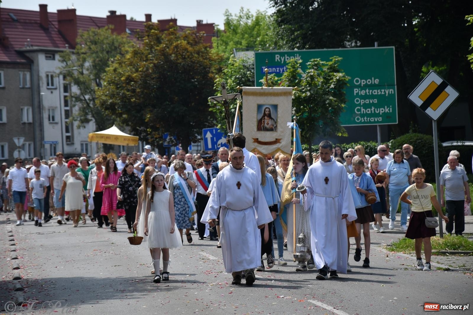 Zdjęcie w galerii na portalu naszraciborz.pl: Boże Ciało w największej raciborskiej parafii, na Nowych Zagrodach [FOTO i WIDEO] wiadomości z regionu