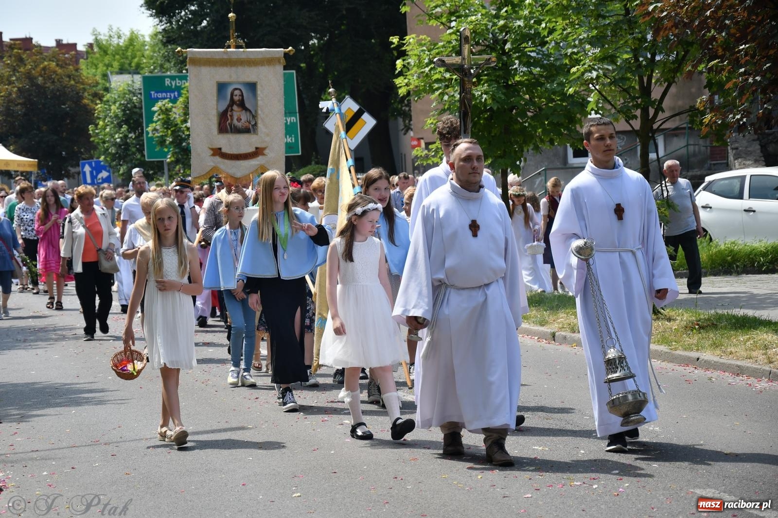 Zdjęcie w galerii na portalu naszraciborz.pl: Boże Ciało w największej raciborskiej parafii, na Nowych Zagrodach [FOTO i WIDEO] wiadomości z regionu