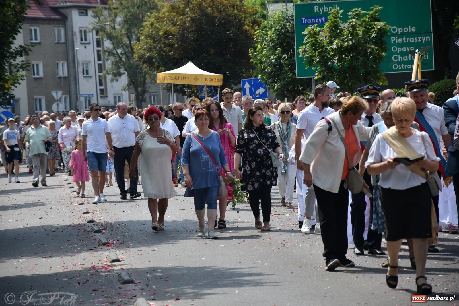 Zdjęcie w galerii na portalu naszraciborz.pl: Boże Ciało w największej raciborskiej parafii, na Nowych Zagrodach [FOTO i WIDEO] wiadomości z regionu
