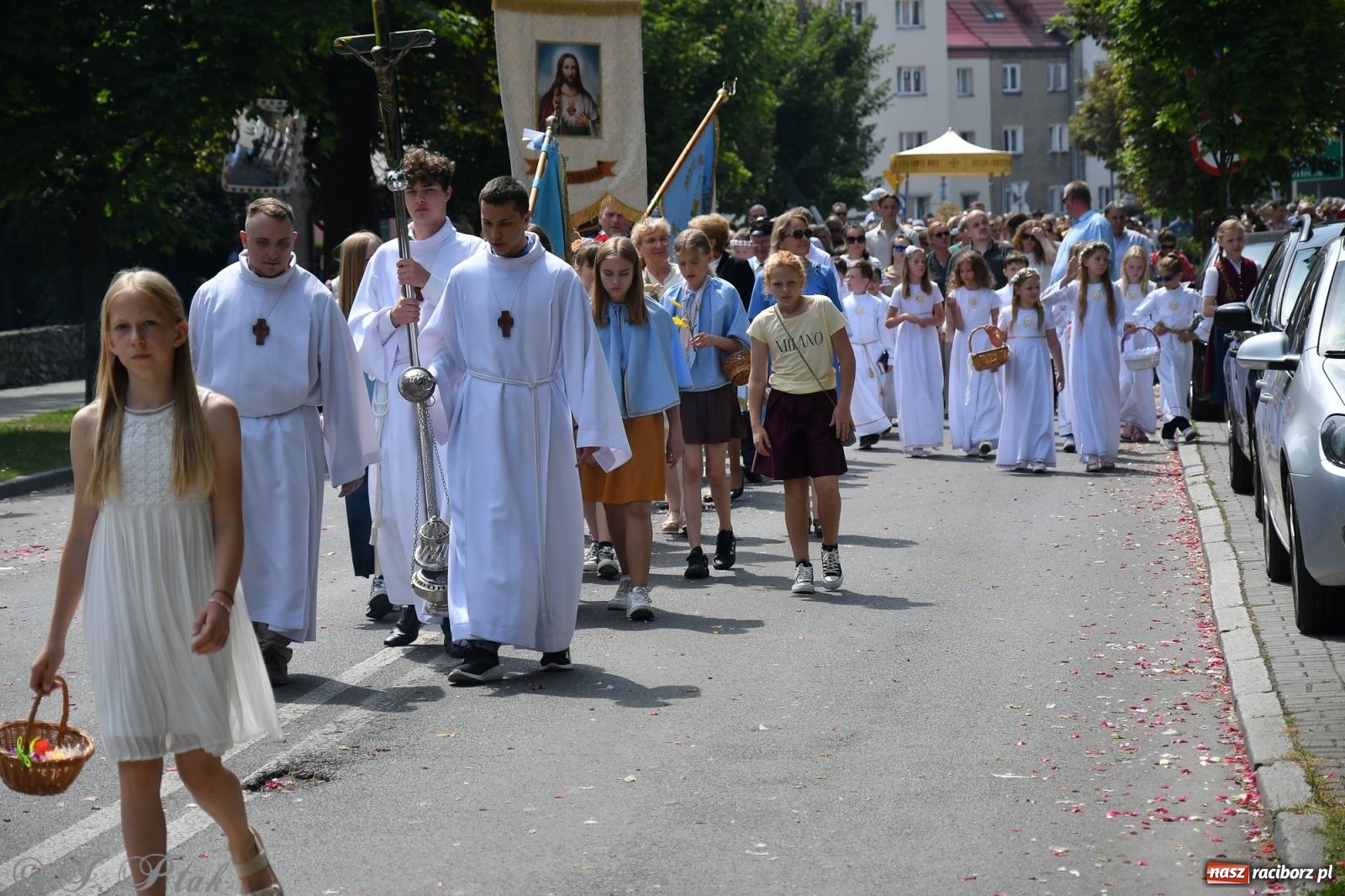 Zdjęcie w galerii na portalu naszraciborz.pl: Boże Ciało w największej raciborskiej parafii, na Nowych Zagrodach [FOTO i WIDEO] wiadomości z regionu