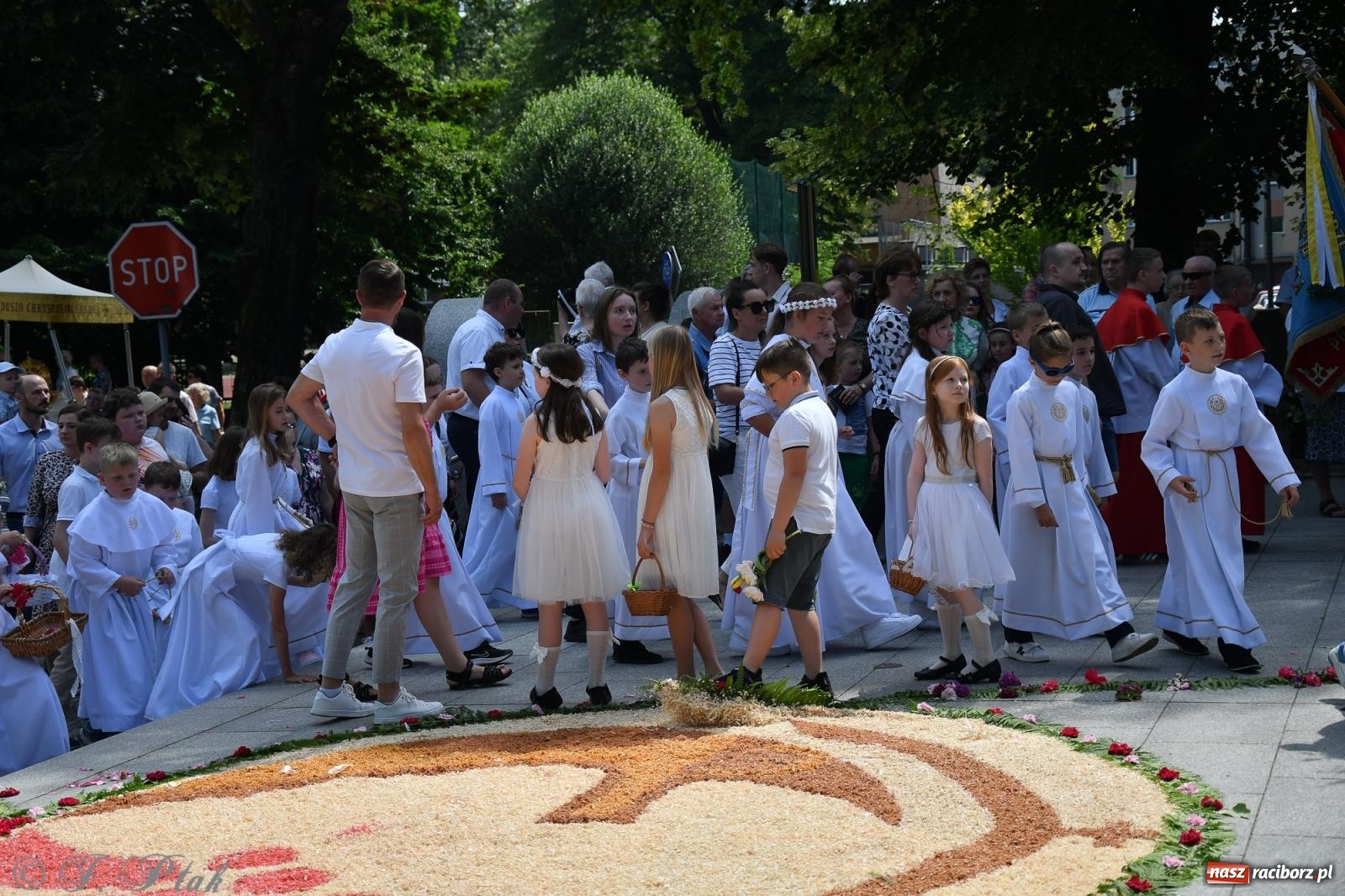 Zdjęcie w galerii na portalu naszraciborz.pl: Boże Ciało w największej raciborskiej parafii, na Nowych Zagrodach [FOTO i WIDEO] wiadomości z regionu