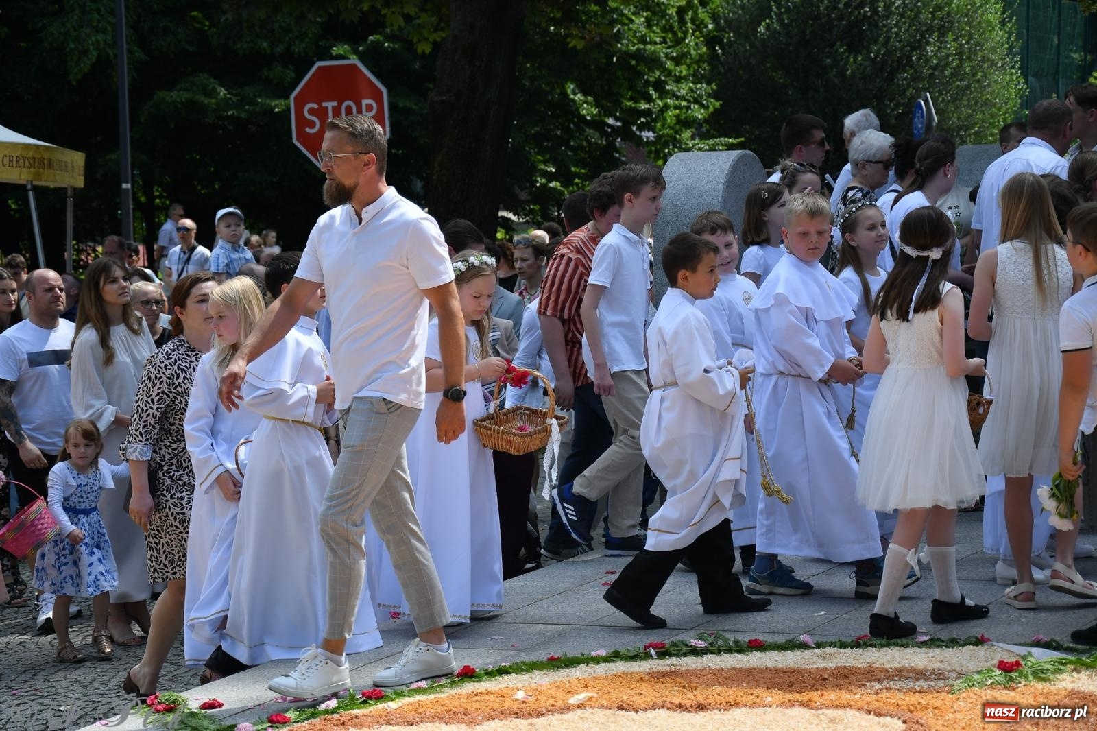Zdjęcie w galerii na portalu naszraciborz.pl: Boże Ciało w największej raciborskiej parafii, na Nowych Zagrodach [FOTO i WIDEO] wiadomości z regionu