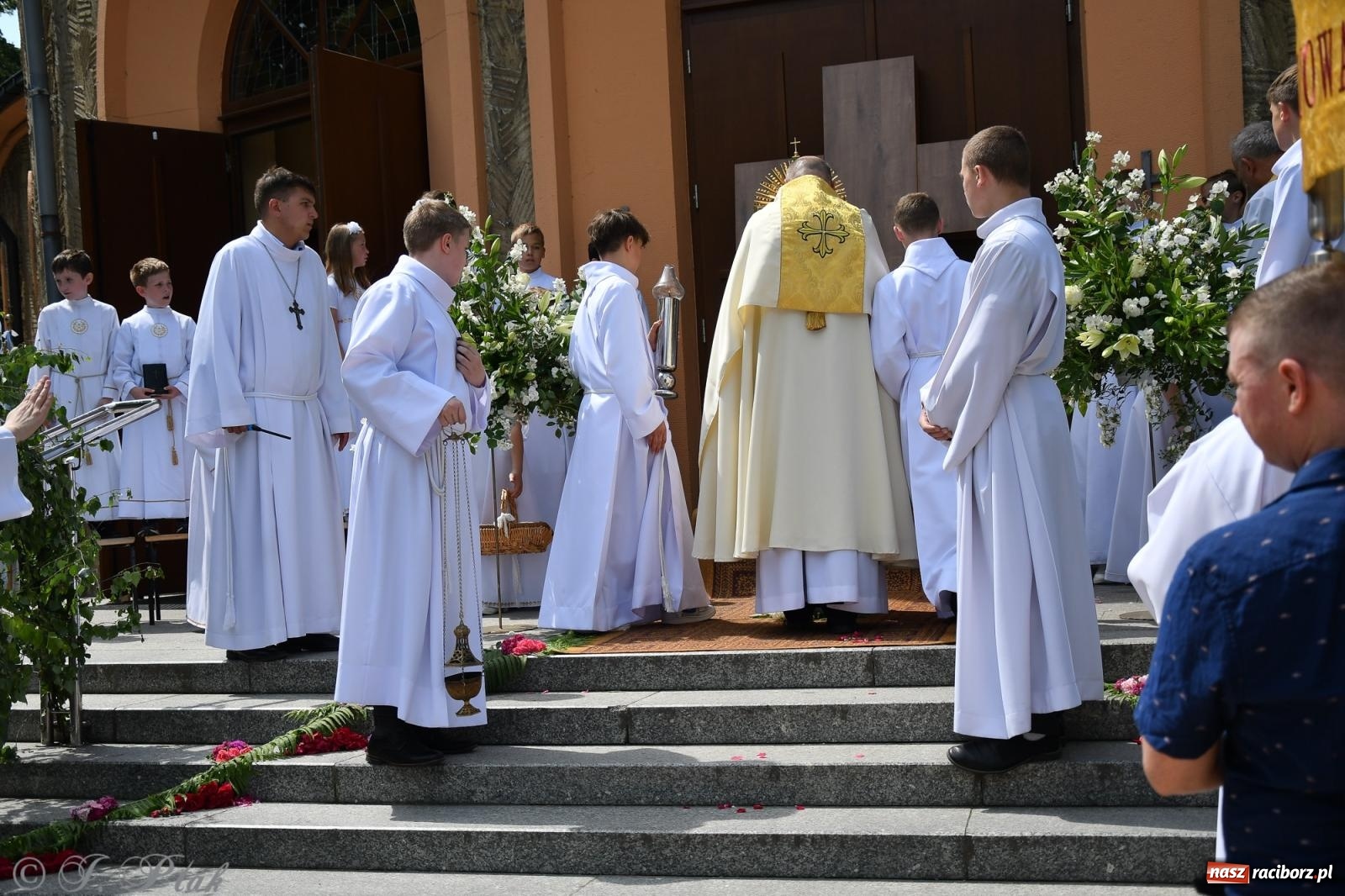 Zdjęcie w galerii na portalu naszraciborz.pl: Boże Ciało w największej raciborskiej parafii, na Nowych Zagrodach [FOTO i WIDEO] wiadomości z regionu