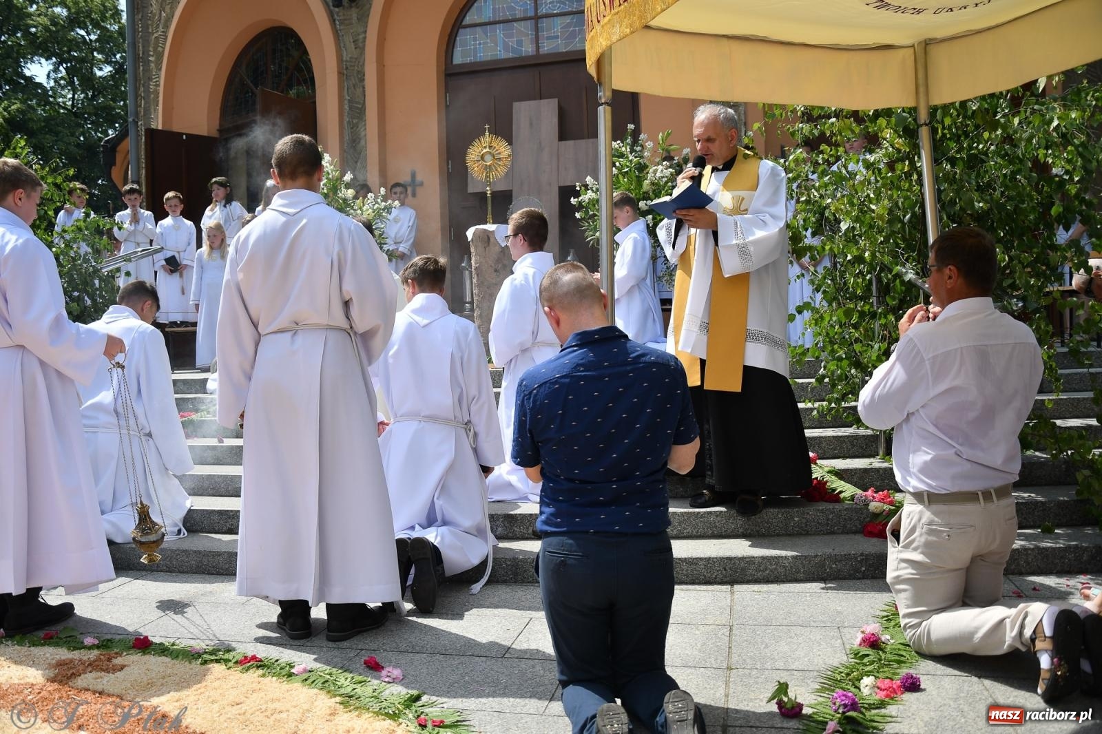 Zdjęcie w galerii na portalu naszraciborz.pl: Boże Ciało w największej raciborskiej parafii, na Nowych Zagrodach [FOTO i WIDEO] wiadomości z regionu