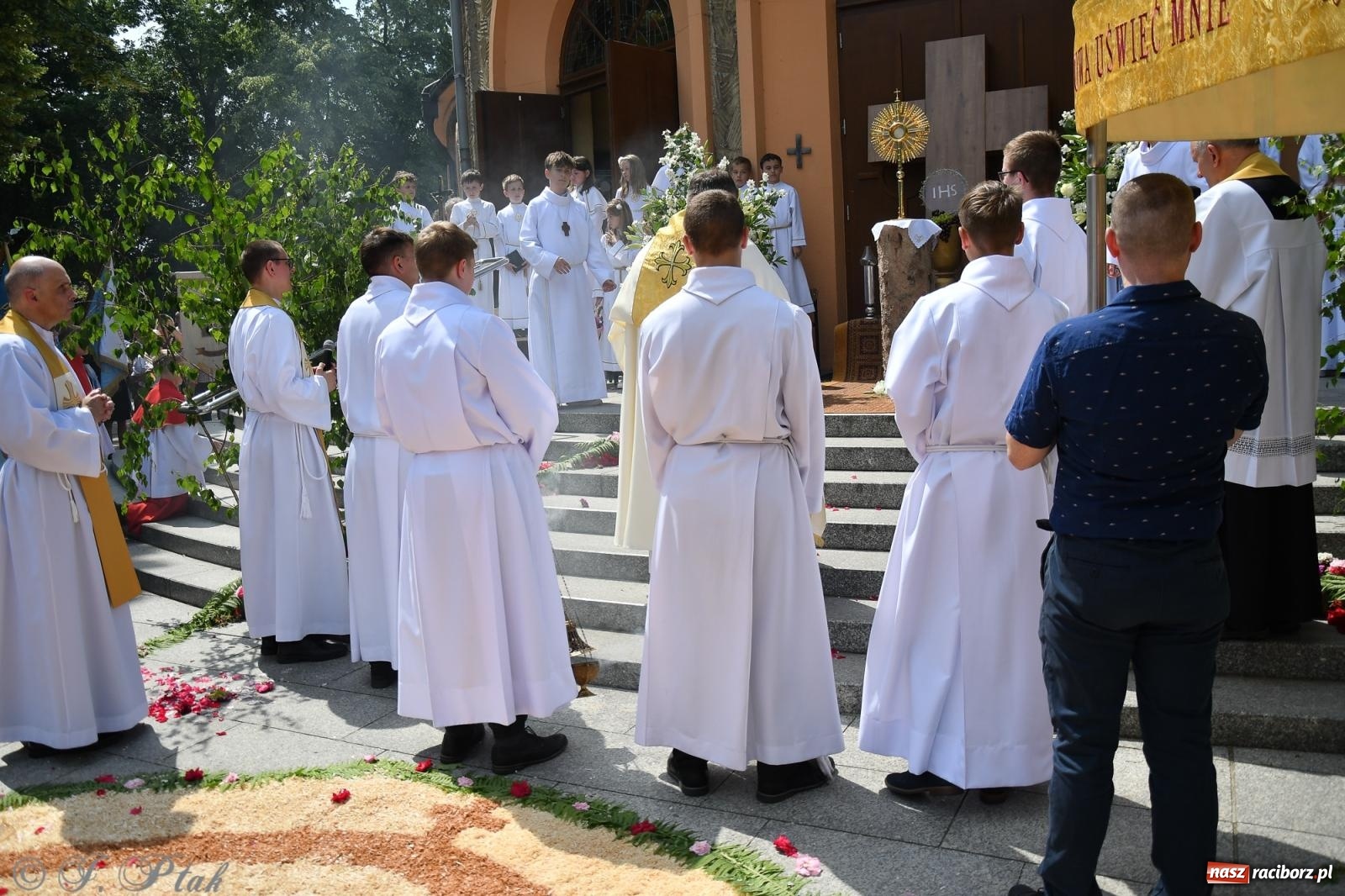 Zdjęcie w galerii na portalu naszraciborz.pl: Boże Ciało w największej raciborskiej parafii, na Nowych Zagrodach [FOTO i WIDEO] wiadomości z regionu
