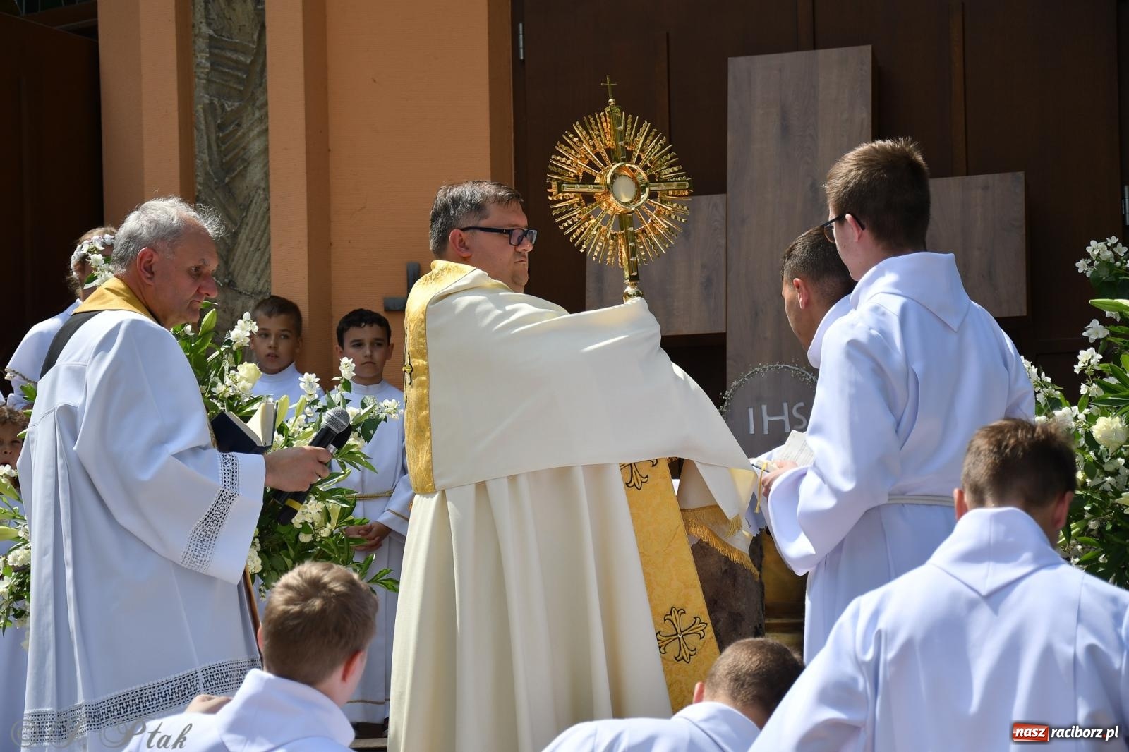 Zdjęcie w galerii na portalu naszraciborz.pl: Boże Ciało w największej raciborskiej parafii, na Nowych Zagrodach [FOTO i WIDEO] wiadomości z regionu