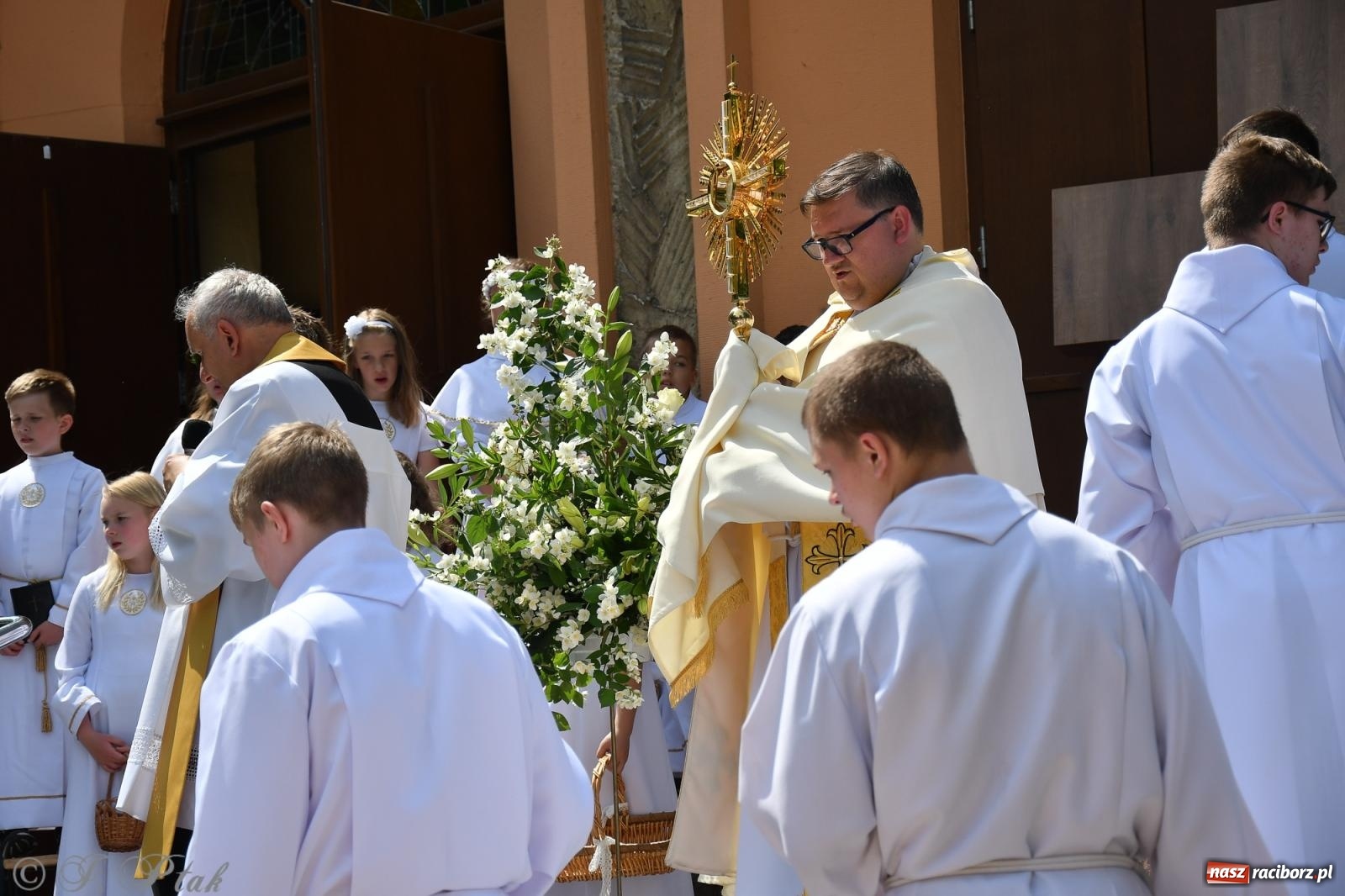 Zdjęcie w galerii na portalu naszraciborz.pl: Boże Ciało w największej raciborskiej parafii, na Nowych Zagrodach [FOTO i WIDEO] wiadomości z regionu