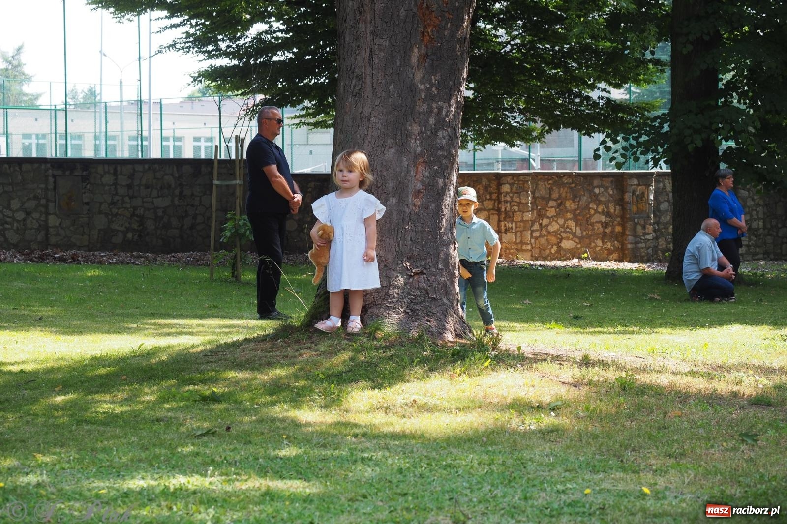 Zdjęcie w galerii na portalu naszraciborz.pl: Z Maryją przez osiedla i łąki. Boże Ciało w parafii Matki Bożej [FOTO i WIDEO] wiadomości z regionu