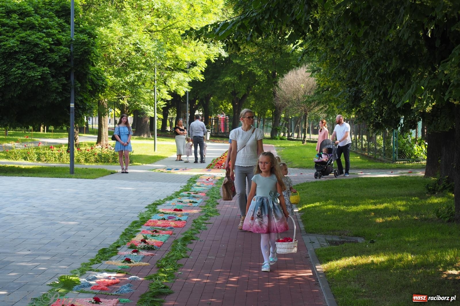 Zdjęcie w galerii na portalu naszraciborz.pl: Z Maryją przez osiedla i łąki. Boże Ciało w parafii Matki Bożej [FOTO i WIDEO] wiadomości z regionu