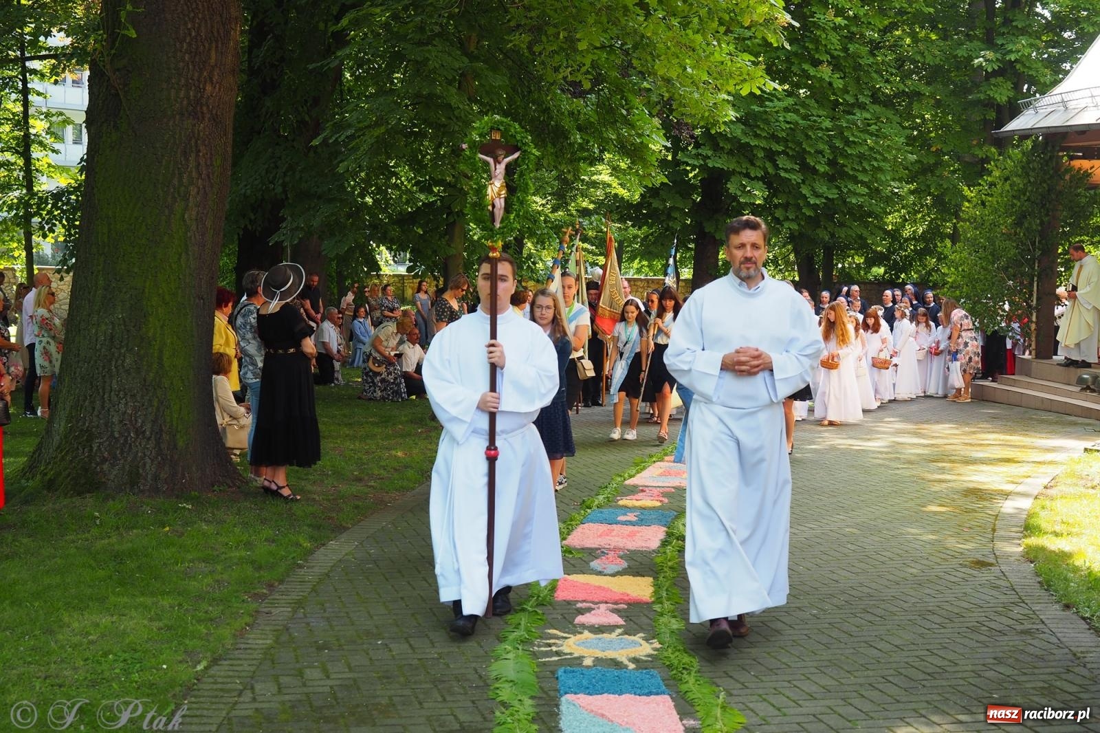 Zdjęcie w galerii na portalu naszraciborz.pl: Z Maryją przez osiedla i łąki. Boże Ciało w parafii Matki Bożej [FOTO i WIDEO] wiadomości z regionu