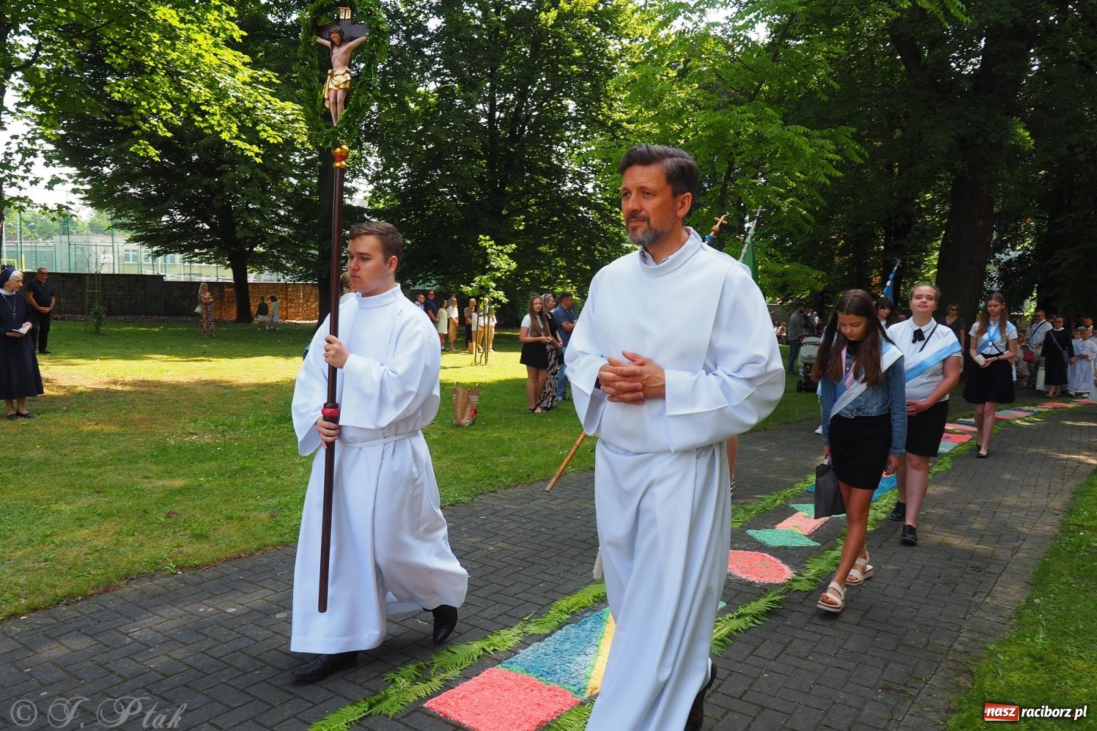 Zdjęcie w galerii na portalu naszraciborz.pl: Z Maryją przez osiedla i łąki. Boże Ciało w parafii Matki Bożej [FOTO i WIDEO] wiadomości z regionu