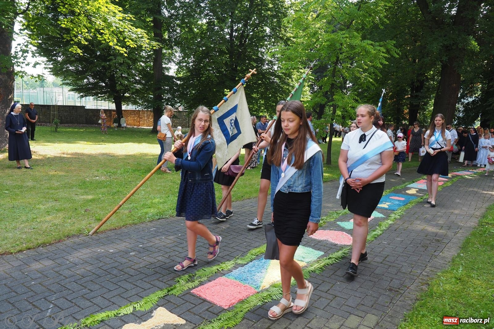 Zdjęcie w galerii na portalu naszraciborz.pl: Z Maryją przez osiedla i łąki. Boże Ciało w parafii Matki Bożej [FOTO i WIDEO] wiadomości z regionu