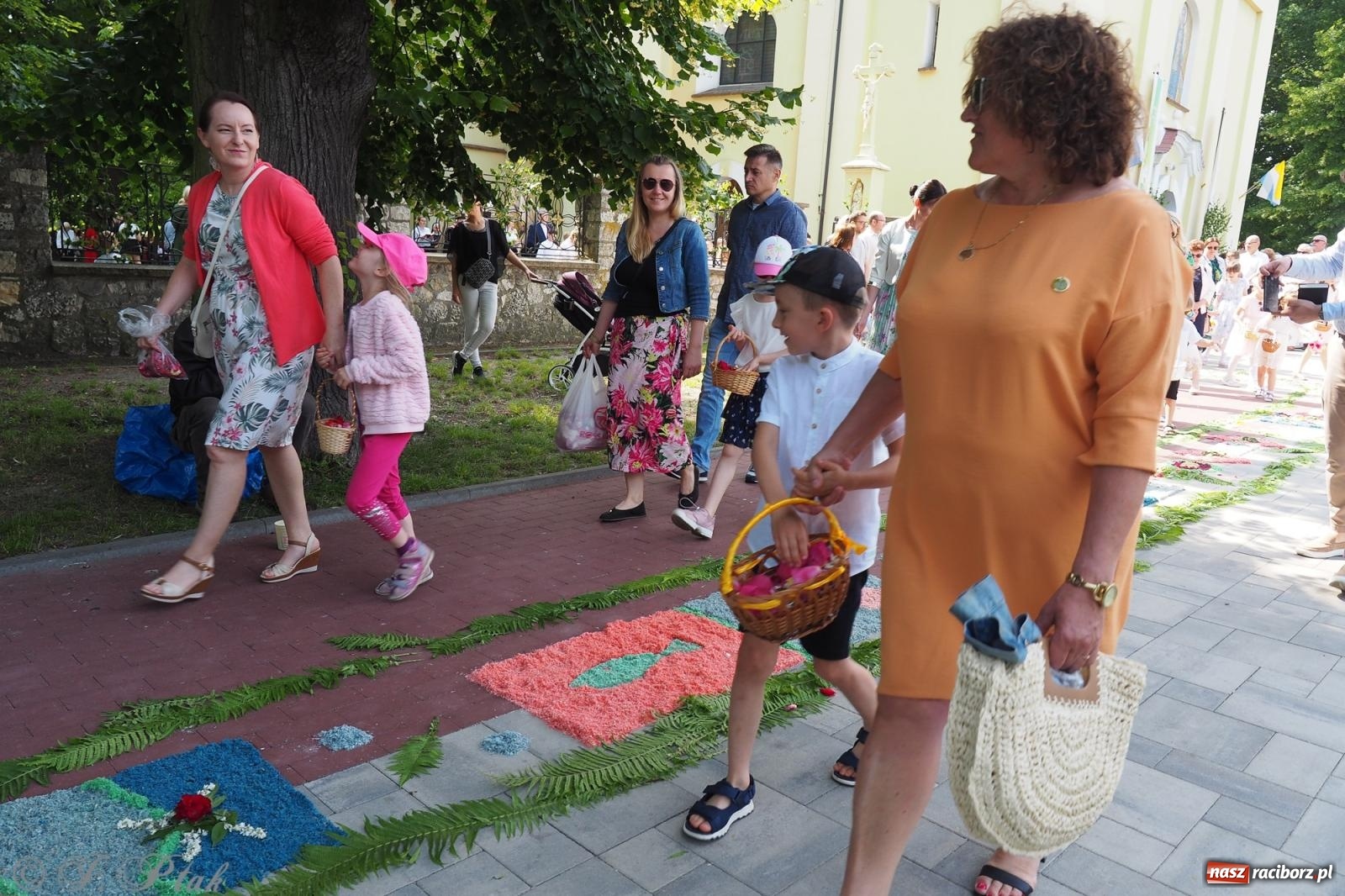 Zdjęcie w galerii na portalu naszraciborz.pl: Z Maryją przez osiedla i łąki. Boże Ciało w parafii Matki Bożej [FOTO i WIDEO] wiadomości z regionu