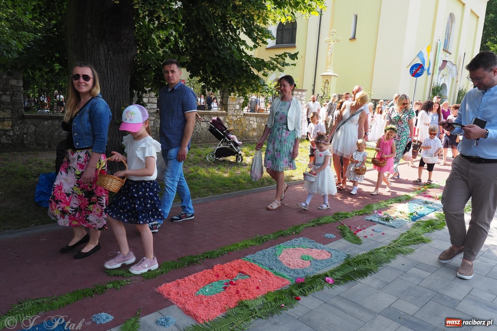 Zdjęcie w galerii na portalu naszraciborz.pl: Z Maryją przez osiedla i łąki. Boże Ciało w parafii Matki Bożej [FOTO i WIDEO] wiadomości z regionu