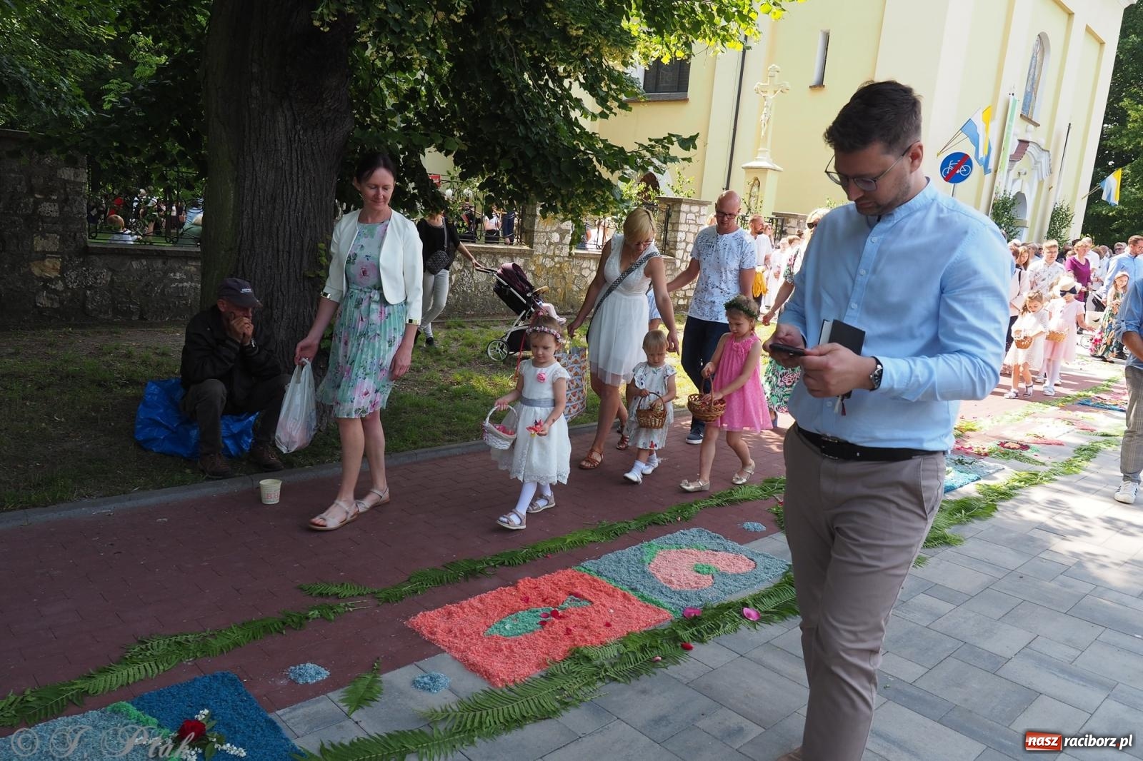 Zdjęcie w galerii na portalu naszraciborz.pl: Z Maryją przez osiedla i łąki. Boże Ciało w parafii Matki Bożej [FOTO i WIDEO] wiadomości z regionu