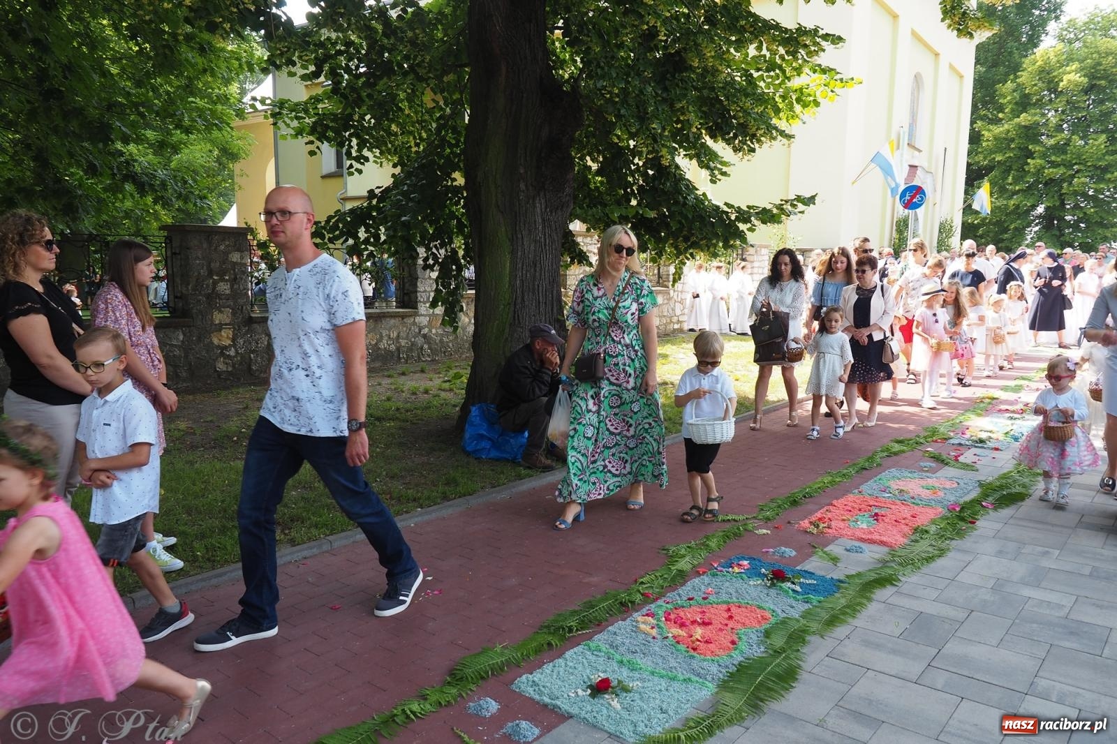 Zdjęcie w galerii na portalu naszraciborz.pl: Z Maryją przez osiedla i łąki. Boże Ciało w parafii Matki Bożej [FOTO i WIDEO] wiadomości z regionu