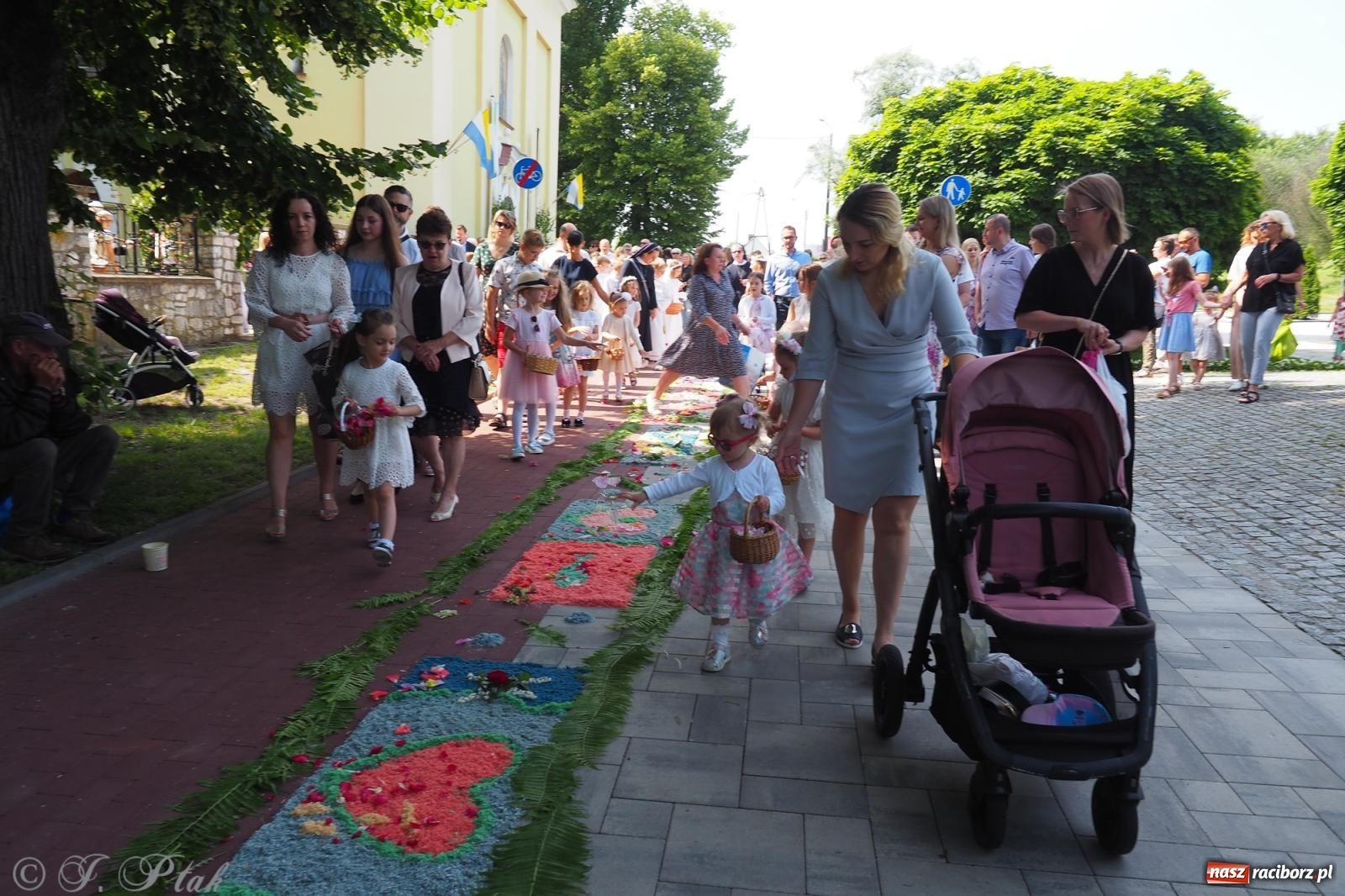 Zdjęcie w galerii na portalu naszraciborz.pl: Z Maryją przez osiedla i łąki. Boże Ciało w parafii Matki Bożej [FOTO i WIDEO] wiadomości z regionu