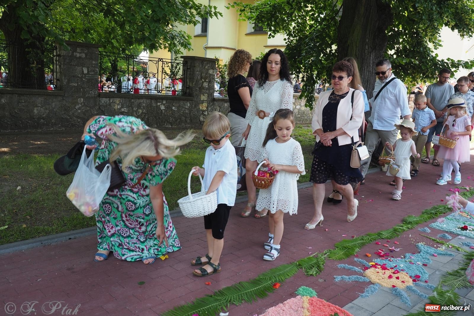 Zdjęcie w galerii na portalu naszraciborz.pl: Z Maryją przez osiedla i łąki. Boże Ciało w parafii Matki Bożej [FOTO i WIDEO] wiadomości z regionu