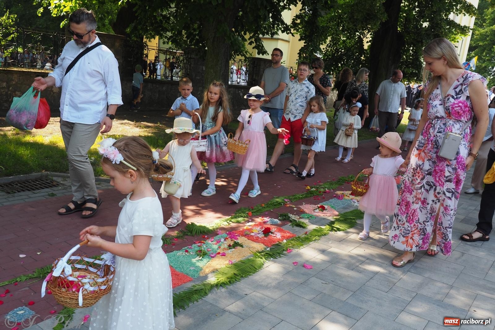 Zdjęcie w galerii na portalu naszraciborz.pl: Z Maryją przez osiedla i łąki. Boże Ciało w parafii Matki Bożej [FOTO i WIDEO] wiadomości z regionu