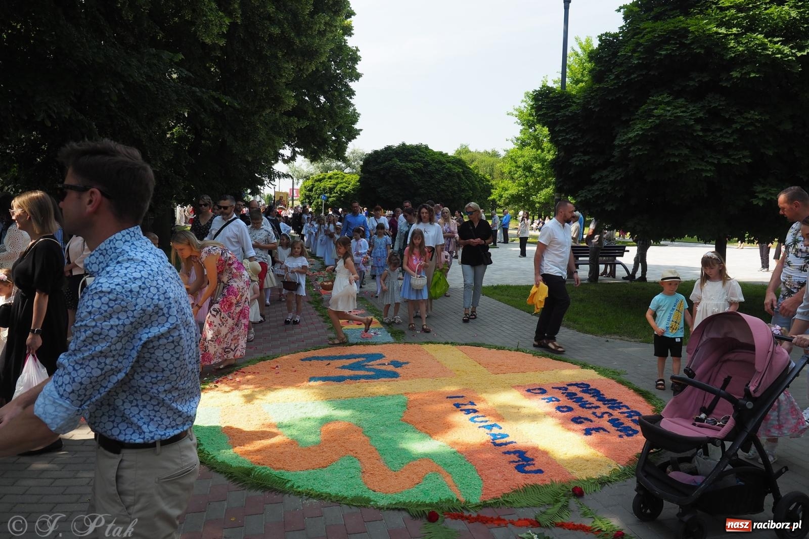 Zdjęcie w galerii na portalu naszraciborz.pl: Z Maryją przez osiedla i łąki. Boże Ciało w parafii Matki Bożej [FOTO i WIDEO] wiadomości z regionu