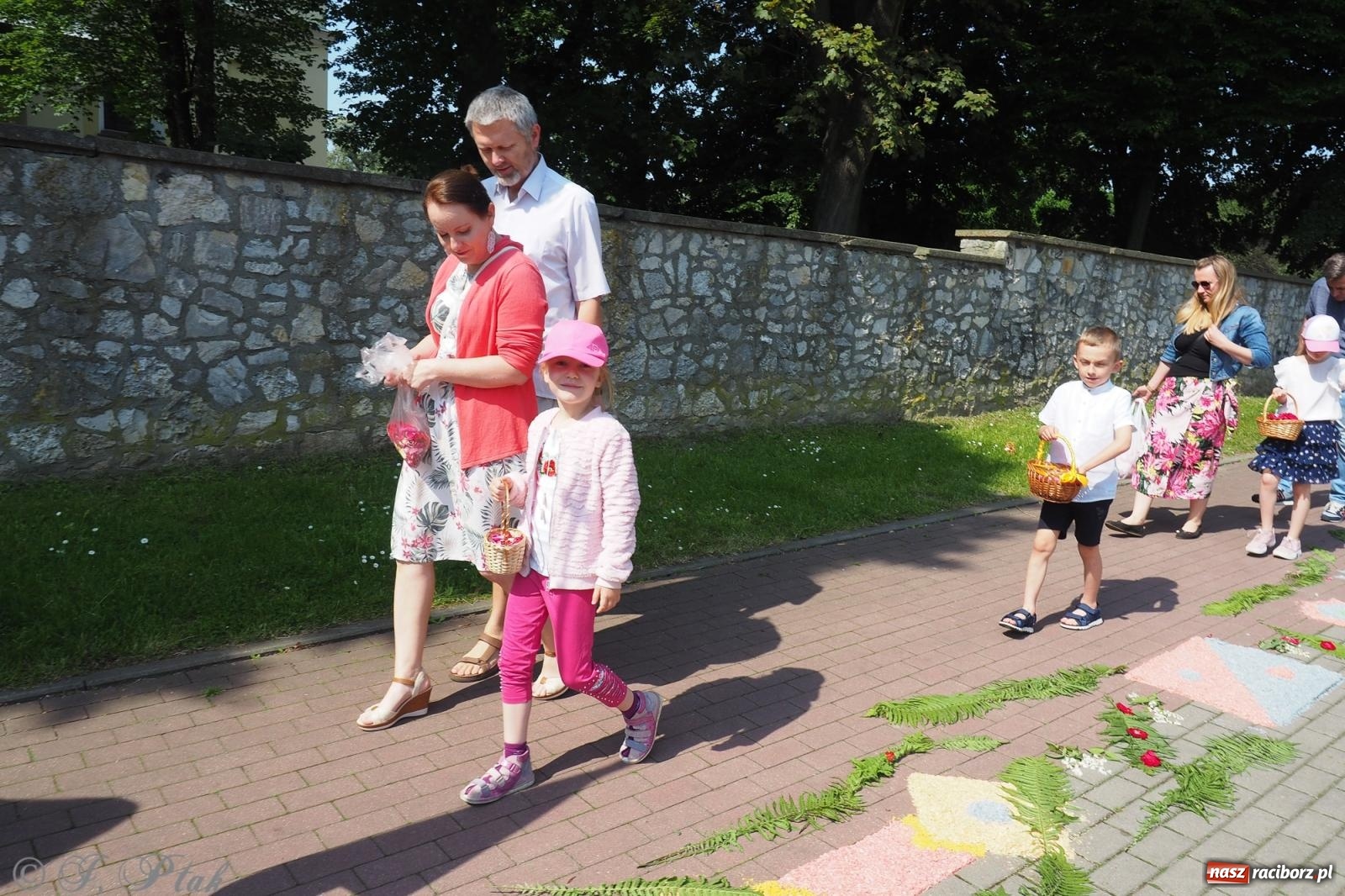 Zdjęcie w galerii na portalu naszraciborz.pl: Z Maryją przez osiedla i łąki. Boże Ciało w parafii Matki Bożej [FOTO i WIDEO] wiadomości z regionu