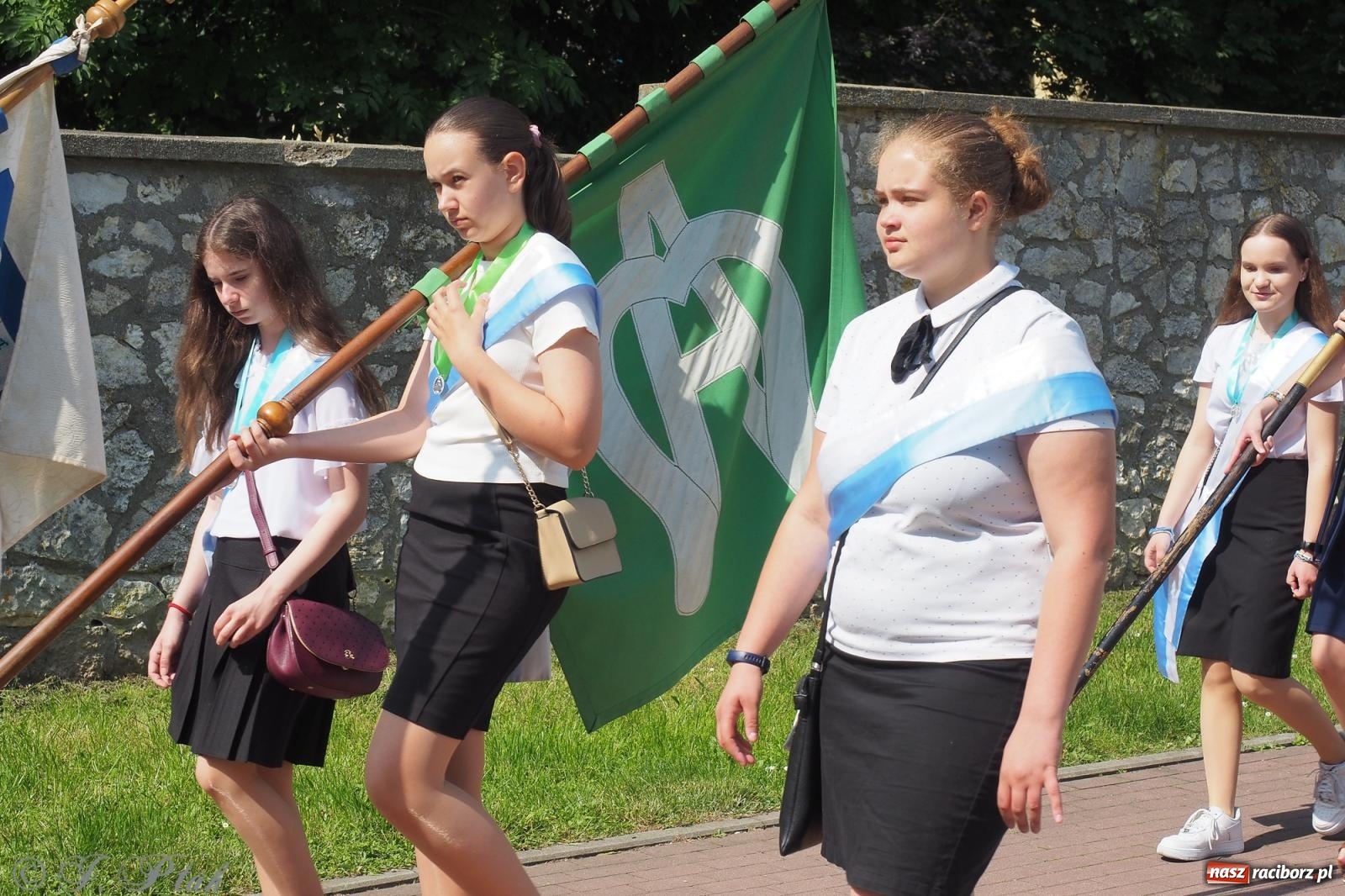 Zdjęcie w galerii na portalu naszraciborz.pl: Z Maryją przez osiedla i łąki. Boże Ciało w parafii Matki Bożej [FOTO i WIDEO] wiadomości z regionu