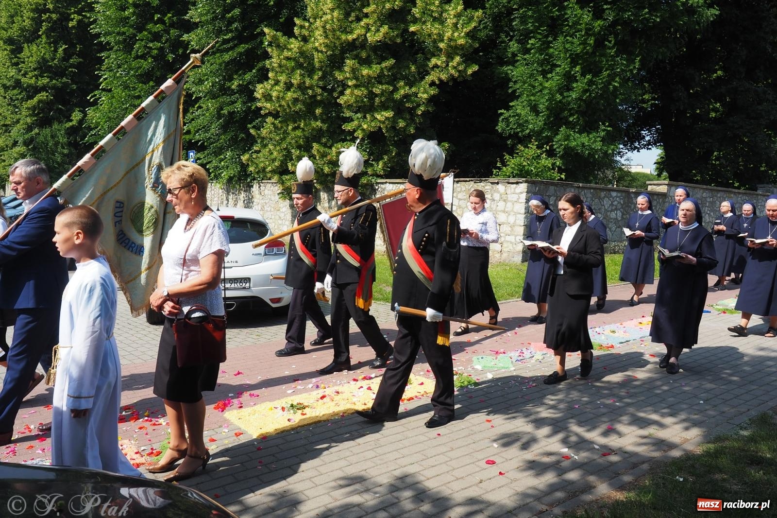 Zdjęcie w galerii na portalu naszraciborz.pl: Z Maryją przez osiedla i łąki. Boże Ciało w parafii Matki Bożej [FOTO i WIDEO] wiadomości z regionu