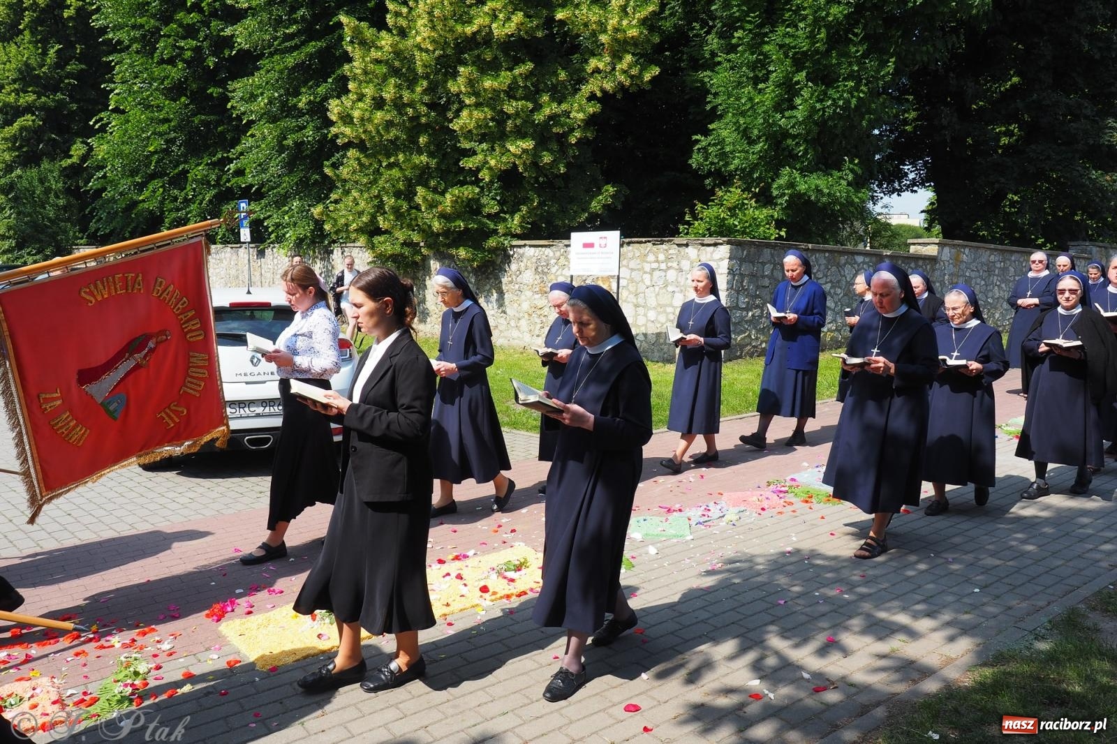 Zdjęcie w galerii na portalu naszraciborz.pl: Z Maryją przez osiedla i łąki. Boże Ciało w parafii Matki Bożej [FOTO i WIDEO] wiadomości z regionu