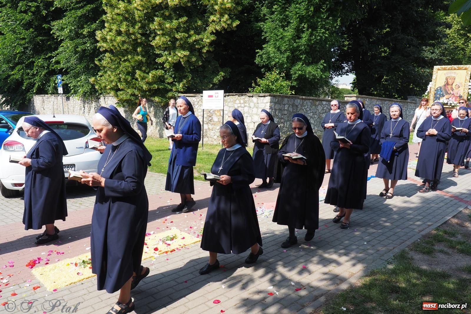 Zdjęcie w galerii na portalu naszraciborz.pl: Z Maryją przez osiedla i łąki. Boże Ciało w parafii Matki Bożej [FOTO i WIDEO] wiadomości z regionu