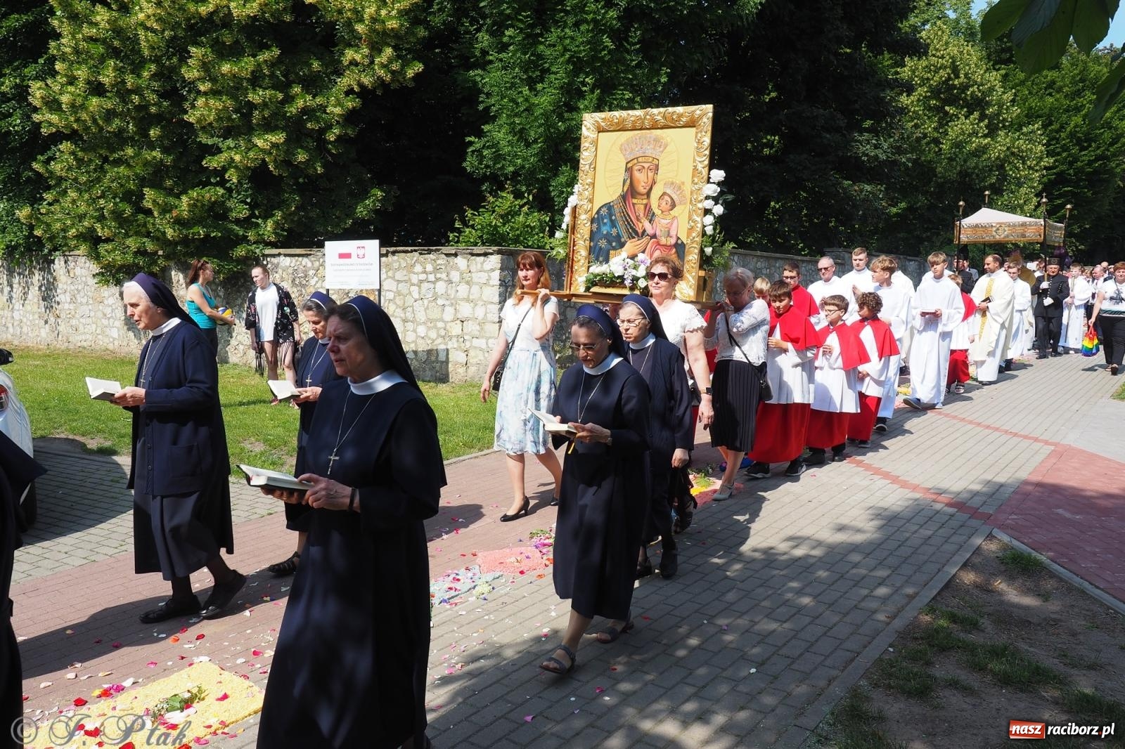 Zdjęcie w galerii na portalu naszraciborz.pl: Z Maryją przez osiedla i łąki. Boże Ciało w parafii Matki Bożej [FOTO i WIDEO] wiadomości z regionu