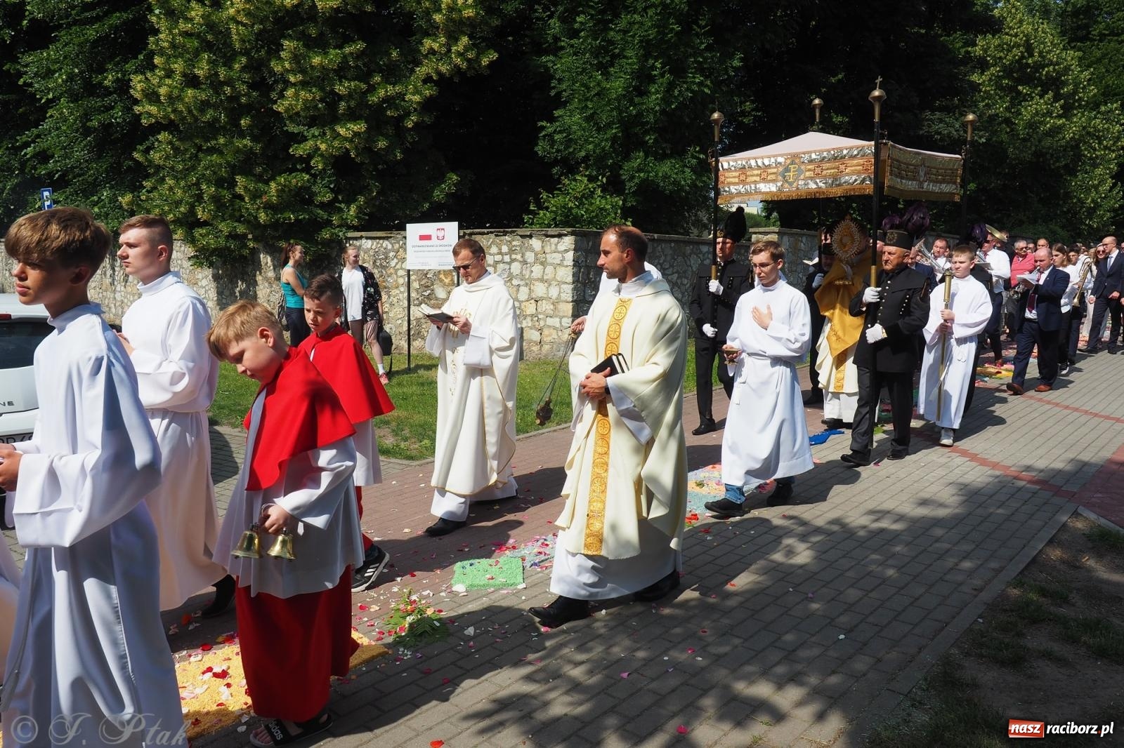 Zdjęcie w galerii na portalu naszraciborz.pl: Z Maryją przez osiedla i łąki. Boże Ciało w parafii Matki Bożej [FOTO i WIDEO] wiadomości z regionu