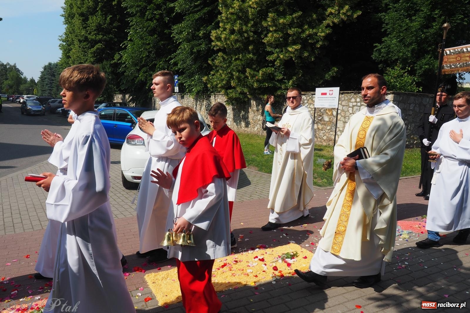 Zdjęcie w galerii na portalu naszraciborz.pl: Z Maryją przez osiedla i łąki. Boże Ciało w parafii Matki Bożej [FOTO i WIDEO] wiadomości z regionu
