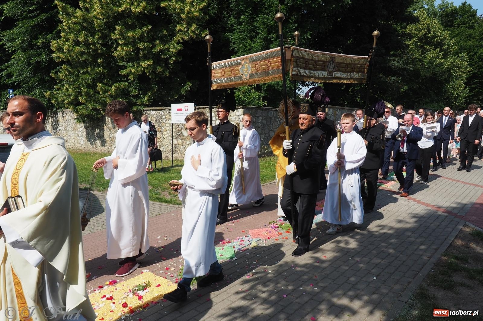 Zdjęcie w galerii na portalu naszraciborz.pl: Z Maryją przez osiedla i łąki. Boże Ciało w parafii Matki Bożej [FOTO i WIDEO] wiadomości z regionu