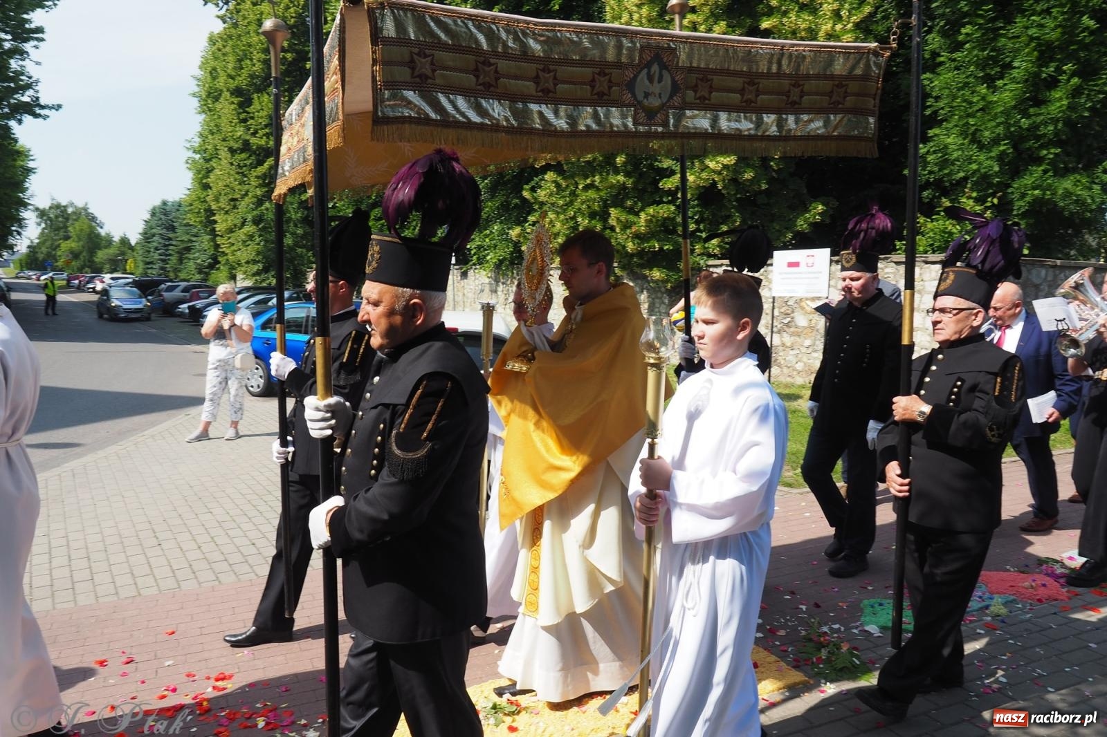Zdjęcie w galerii na portalu naszraciborz.pl: Z Maryją przez osiedla i łąki. Boże Ciało w parafii Matki Bożej [FOTO i WIDEO] wiadomości z regionu