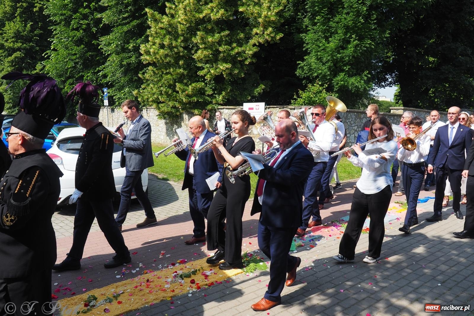 Zdjęcie w galerii na portalu naszraciborz.pl: Z Maryją przez osiedla i łąki. Boże Ciało w parafii Matki Bożej [FOTO i WIDEO] wiadomości z regionu