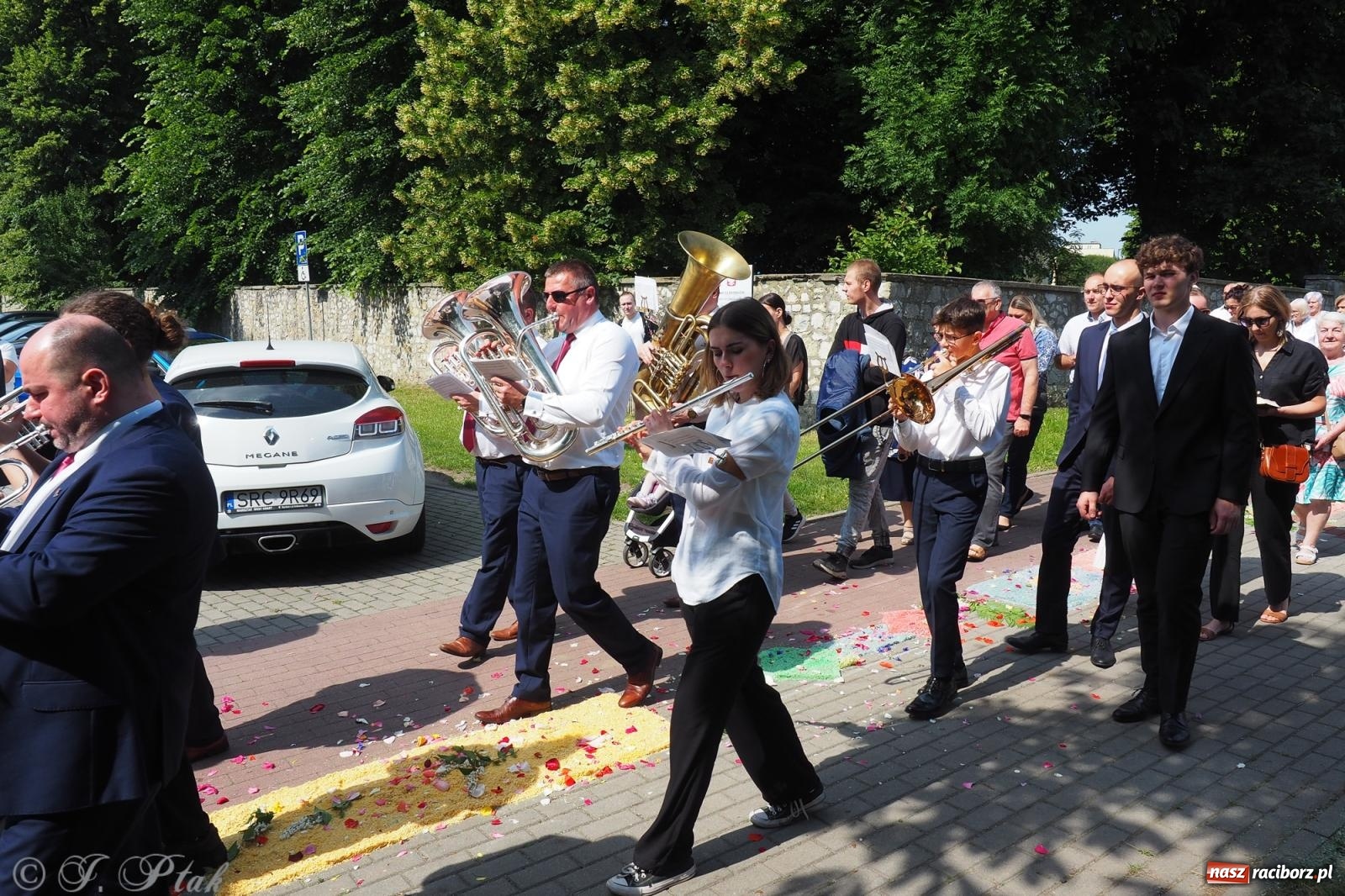 Zdjęcie w galerii na portalu naszraciborz.pl: Z Maryją przez osiedla i łąki. Boże Ciało w parafii Matki Bożej [FOTO i WIDEO] wiadomości z regionu