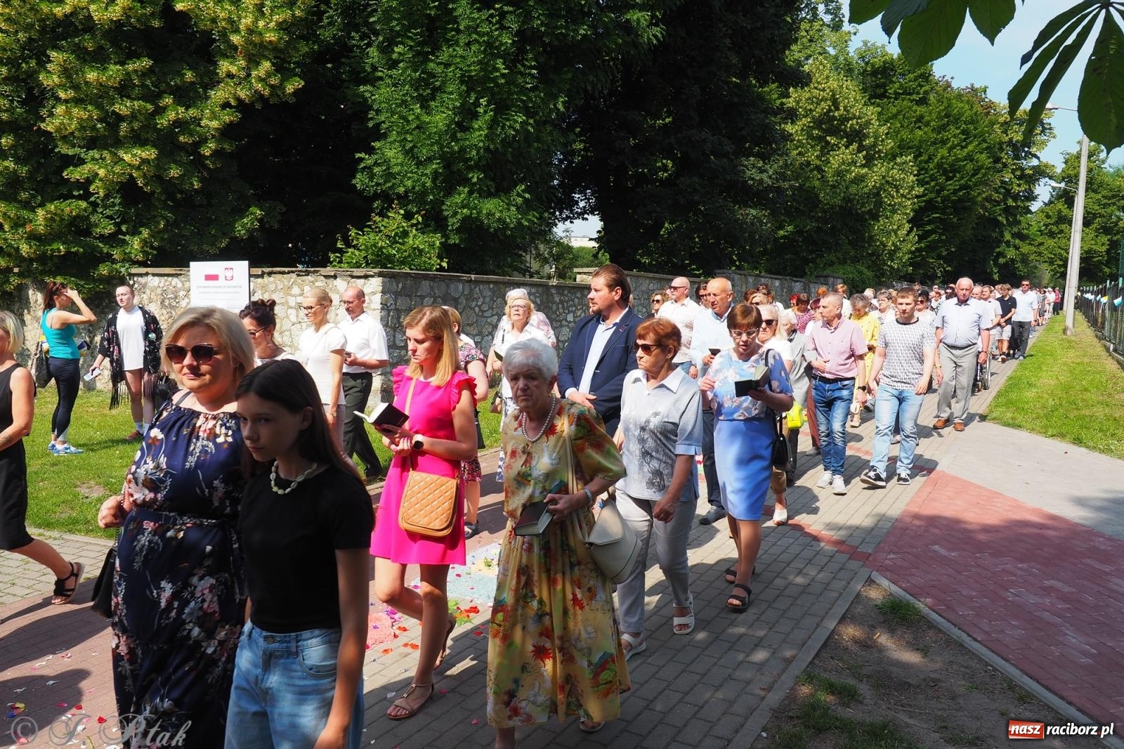 Zdjęcie w galerii na portalu naszraciborz.pl: Z Maryją przez osiedla i łąki. Boże Ciało w parafii Matki Bożej [FOTO i WIDEO] wiadomości z regionu