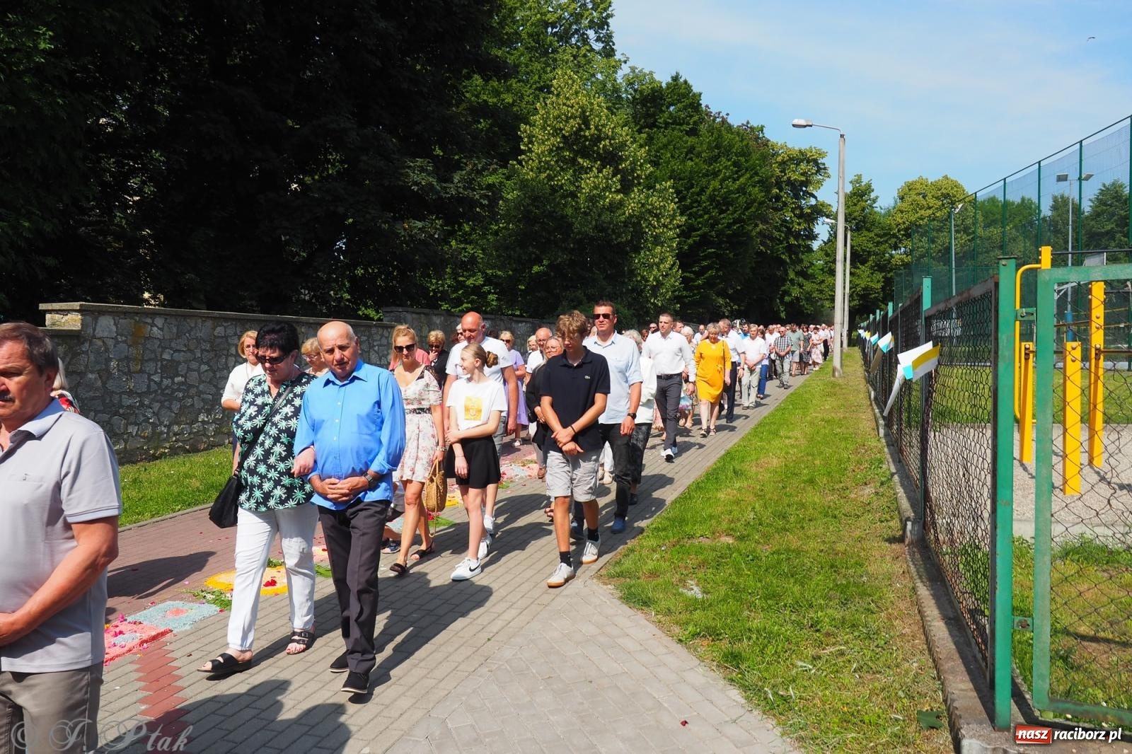 Zdjęcie w galerii na portalu naszraciborz.pl: Z Maryją przez osiedla i łąki. Boże Ciało w parafii Matki Bożej [FOTO i WIDEO] wiadomości z regionu