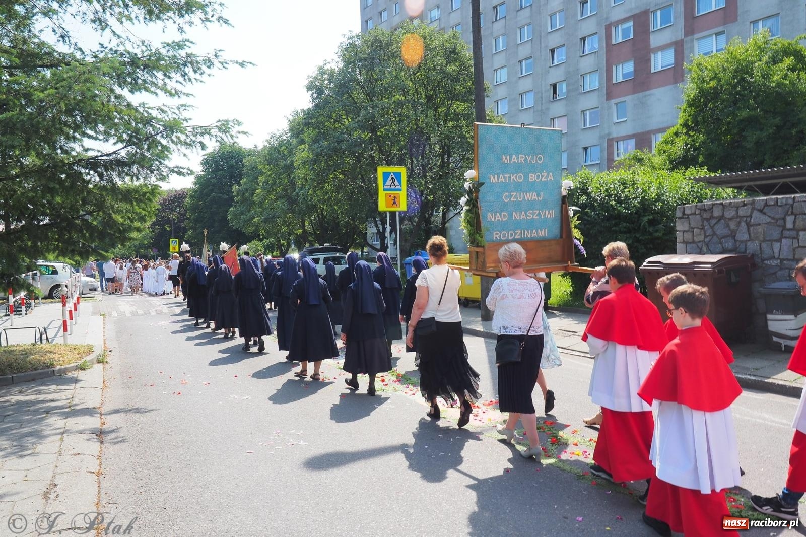 Zdjęcie w galerii na portalu naszraciborz.pl: Z Maryją przez osiedla i łąki. Boże Ciało w parafii Matki Bożej [FOTO i WIDEO] wiadomości z regionu
