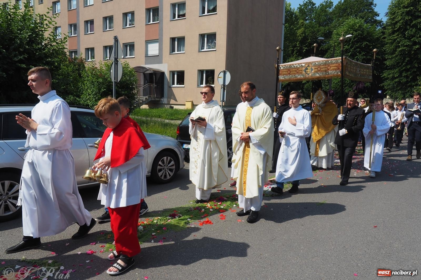Zdjęcie w galerii na portalu naszraciborz.pl: Z Maryją przez osiedla i łąki. Boże Ciało w parafii Matki Bożej [FOTO i WIDEO] wiadomości z regionu
