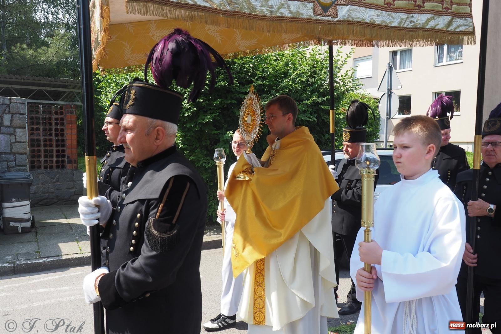 Zdjęcie w galerii na portalu naszraciborz.pl: Z Maryją przez osiedla i łąki. Boże Ciało w parafii Matki Bożej [FOTO i WIDEO] wiadomości z regionu
