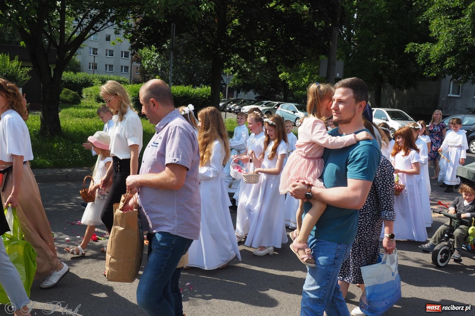 Zdjęcie w galerii na portalu naszraciborz.pl: Z Maryją przez osiedla i łąki. Boże Ciało w parafii Matki Bożej [FOTO i WIDEO] wiadomości z regionu