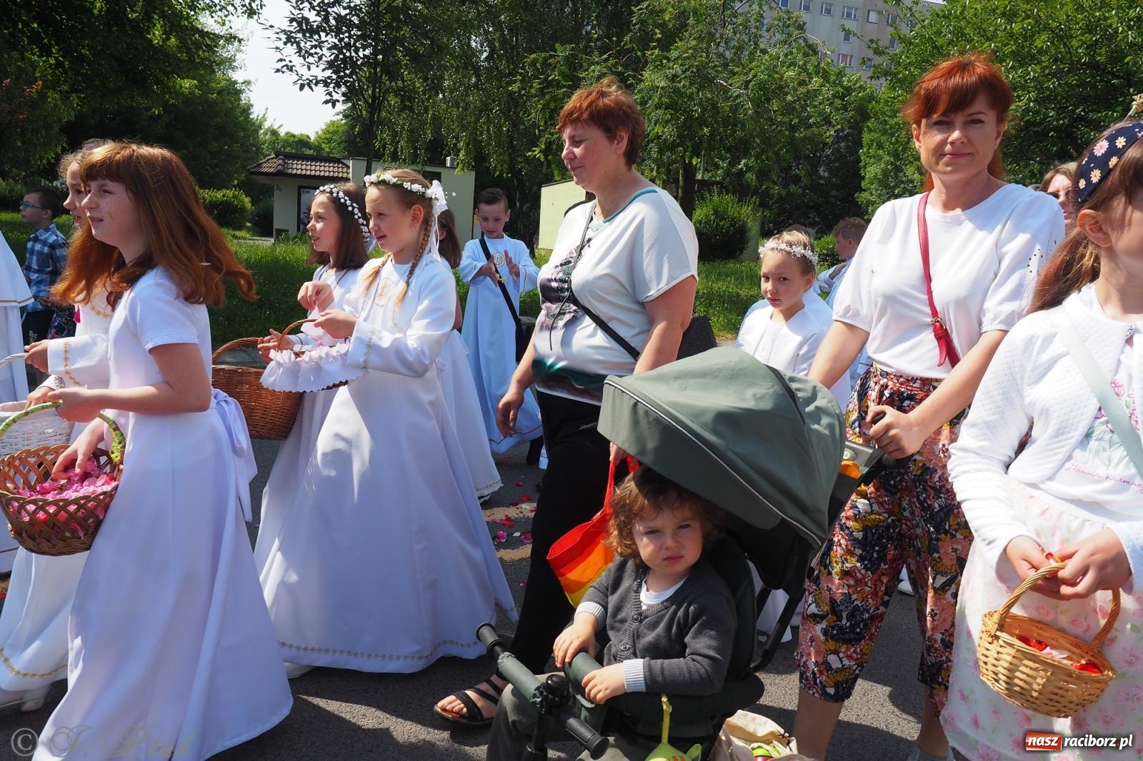 Zdjęcie w galerii na portalu naszraciborz.pl: Z Maryją przez osiedla i łąki. Boże Ciało w parafii Matki Bożej [FOTO i WIDEO] wiadomości z regionu
