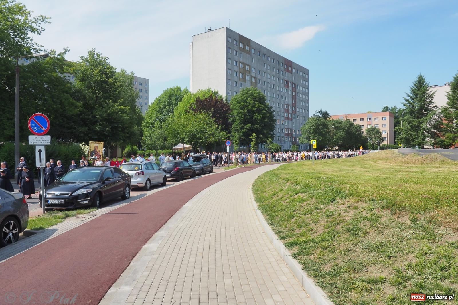 Zdjęcie w galerii na portalu naszraciborz.pl: Z Maryją przez osiedla i łąki. Boże Ciało w parafii Matki Bożej [FOTO i WIDEO] wiadomości z regionu