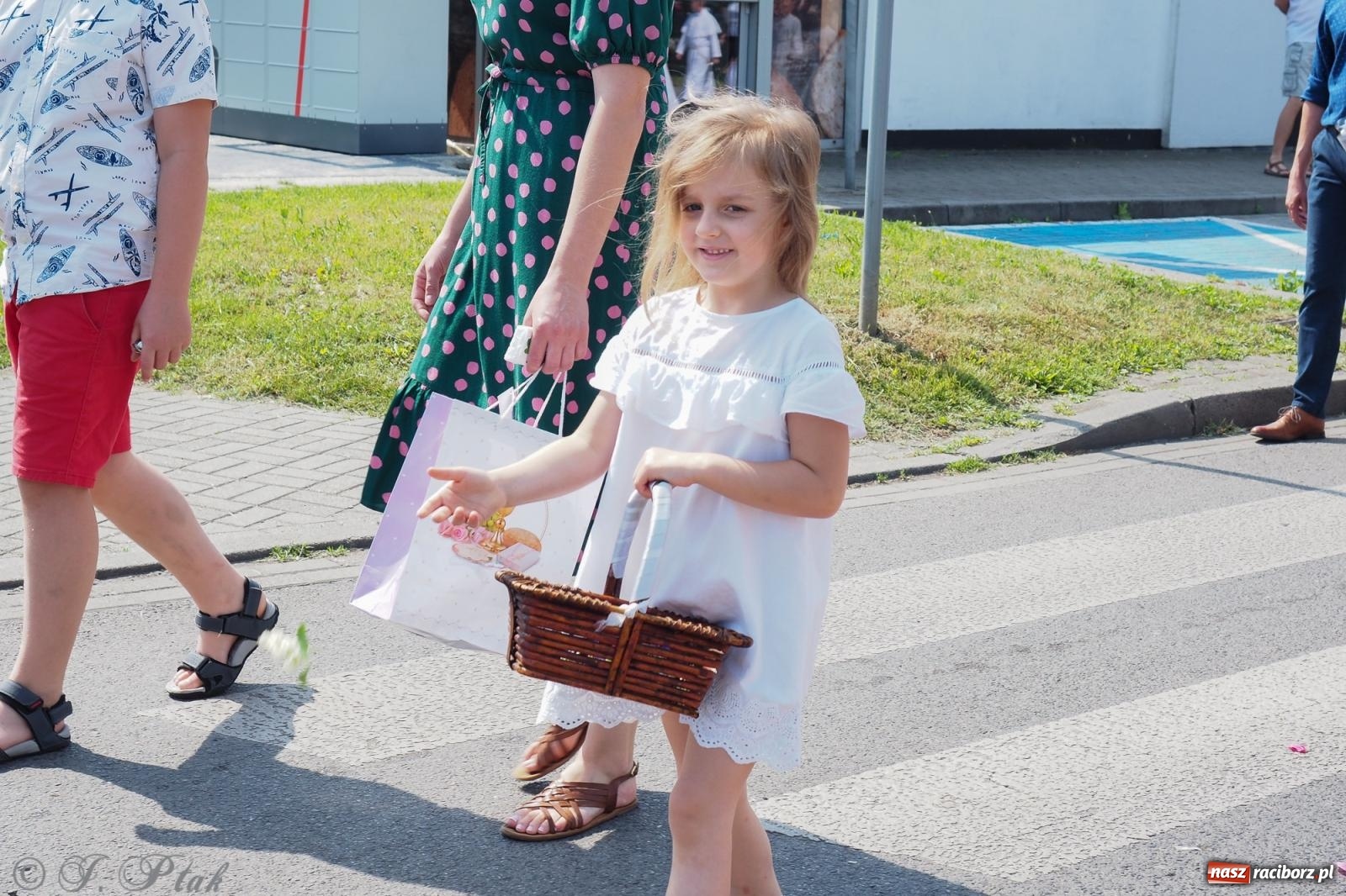 Zdjęcie w galerii na portalu naszraciborz.pl: Z Maryją przez osiedla i łąki. Boże Ciało w parafii Matki Bożej [FOTO i WIDEO] wiadomości z regionu