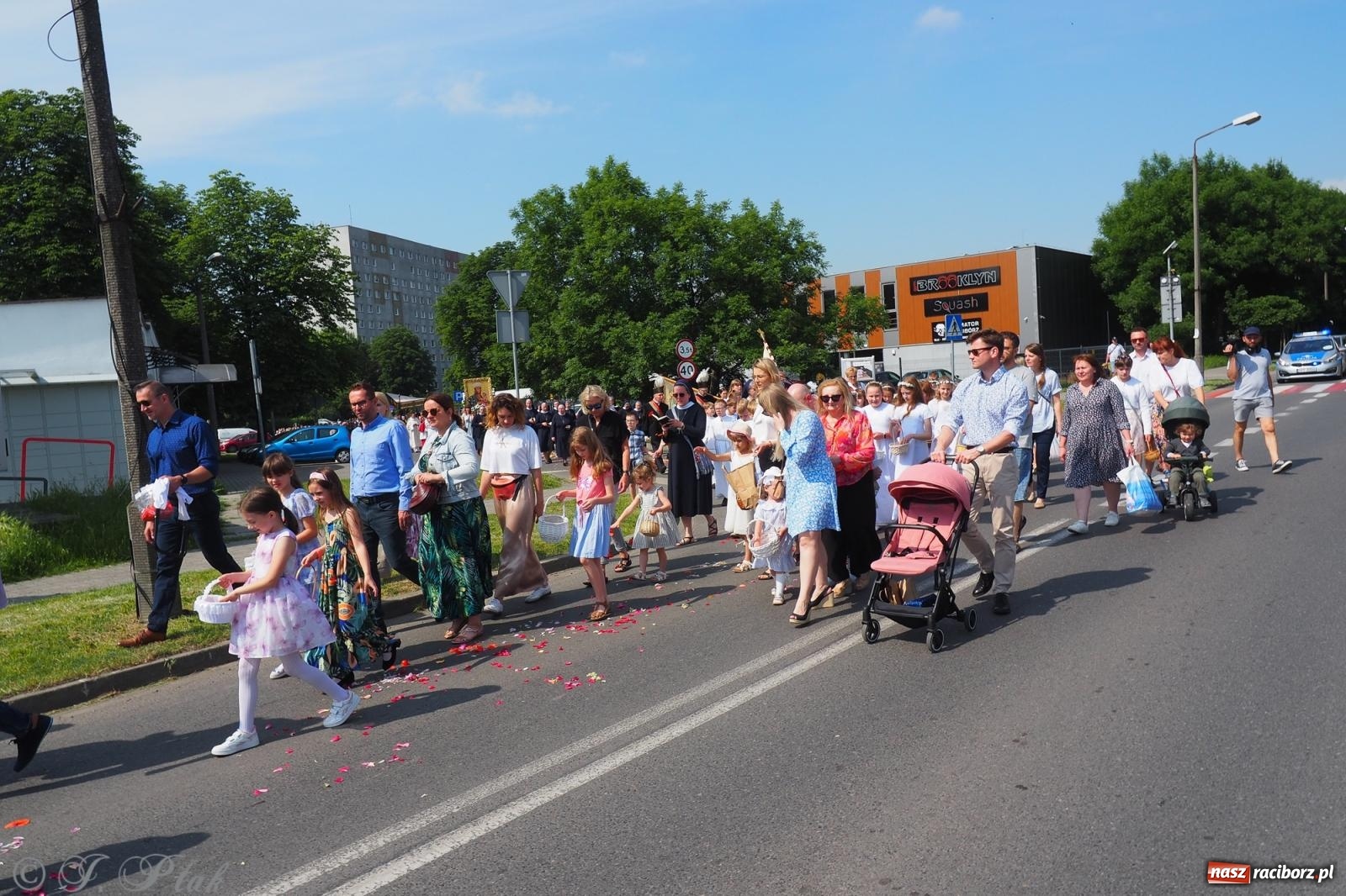 Zdjęcie w galerii na portalu naszraciborz.pl: Z Maryją przez osiedla i łąki. Boże Ciało w parafii Matki Bożej [FOTO i WIDEO] wiadomości z regionu