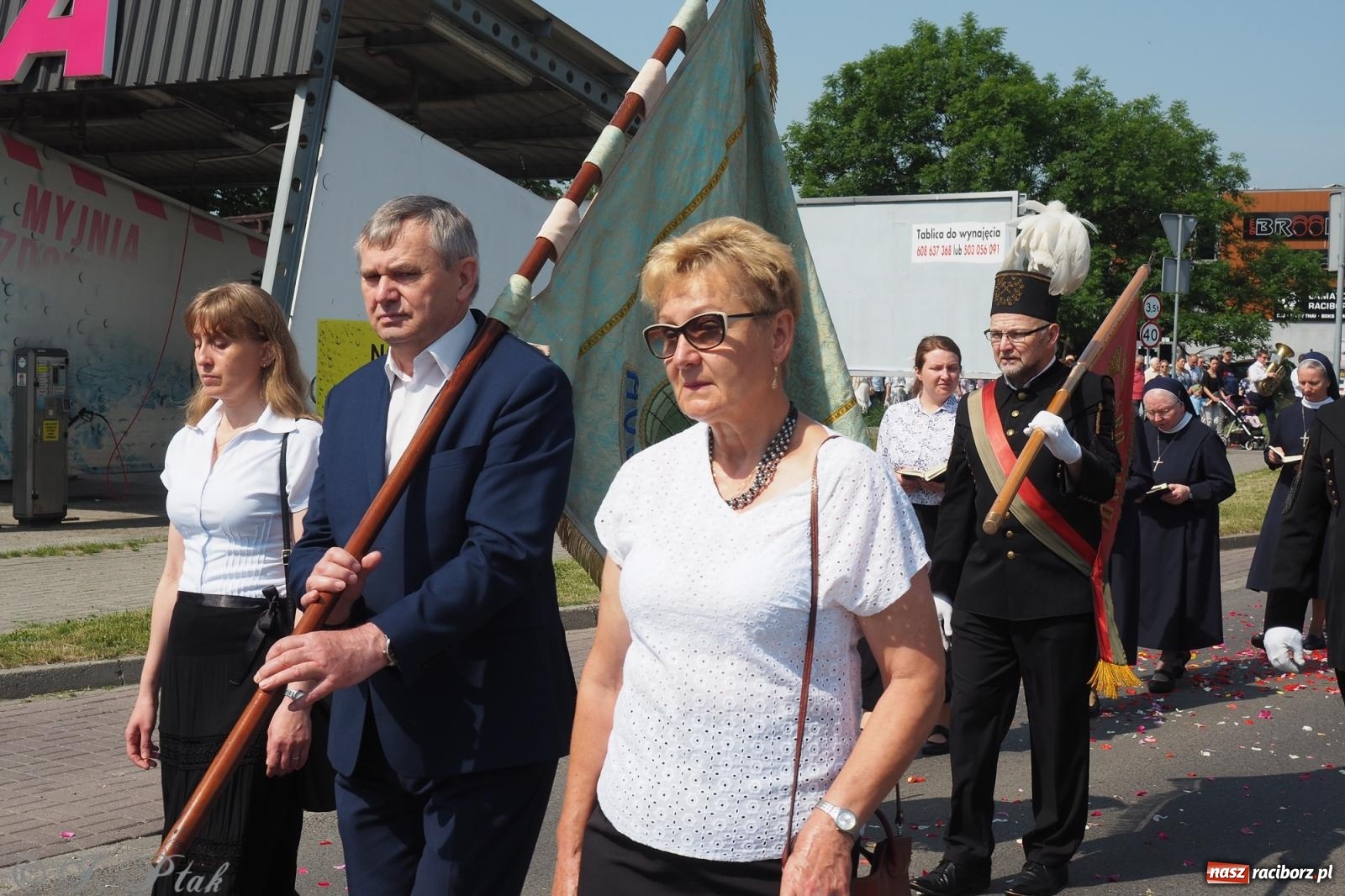 Zdjęcie w galerii na portalu naszraciborz.pl: Z Maryją przez osiedla i łąki. Boże Ciało w parafii Matki Bożej [FOTO i WIDEO] wiadomości z regionu