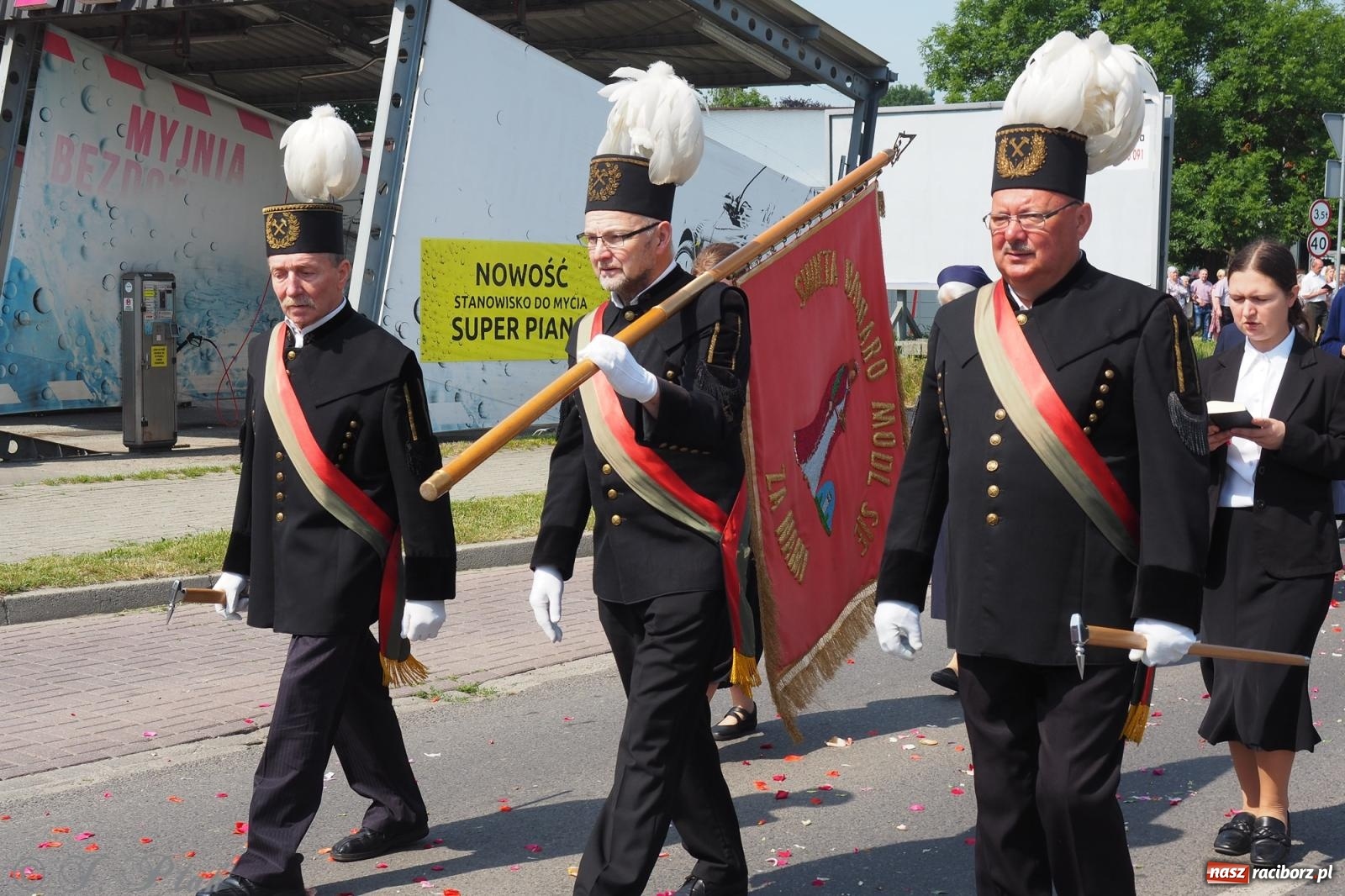 Zdjęcie w galerii na portalu naszraciborz.pl: Z Maryją przez osiedla i łąki. Boże Ciało w parafii Matki Bożej [FOTO i WIDEO] wiadomości z regionu